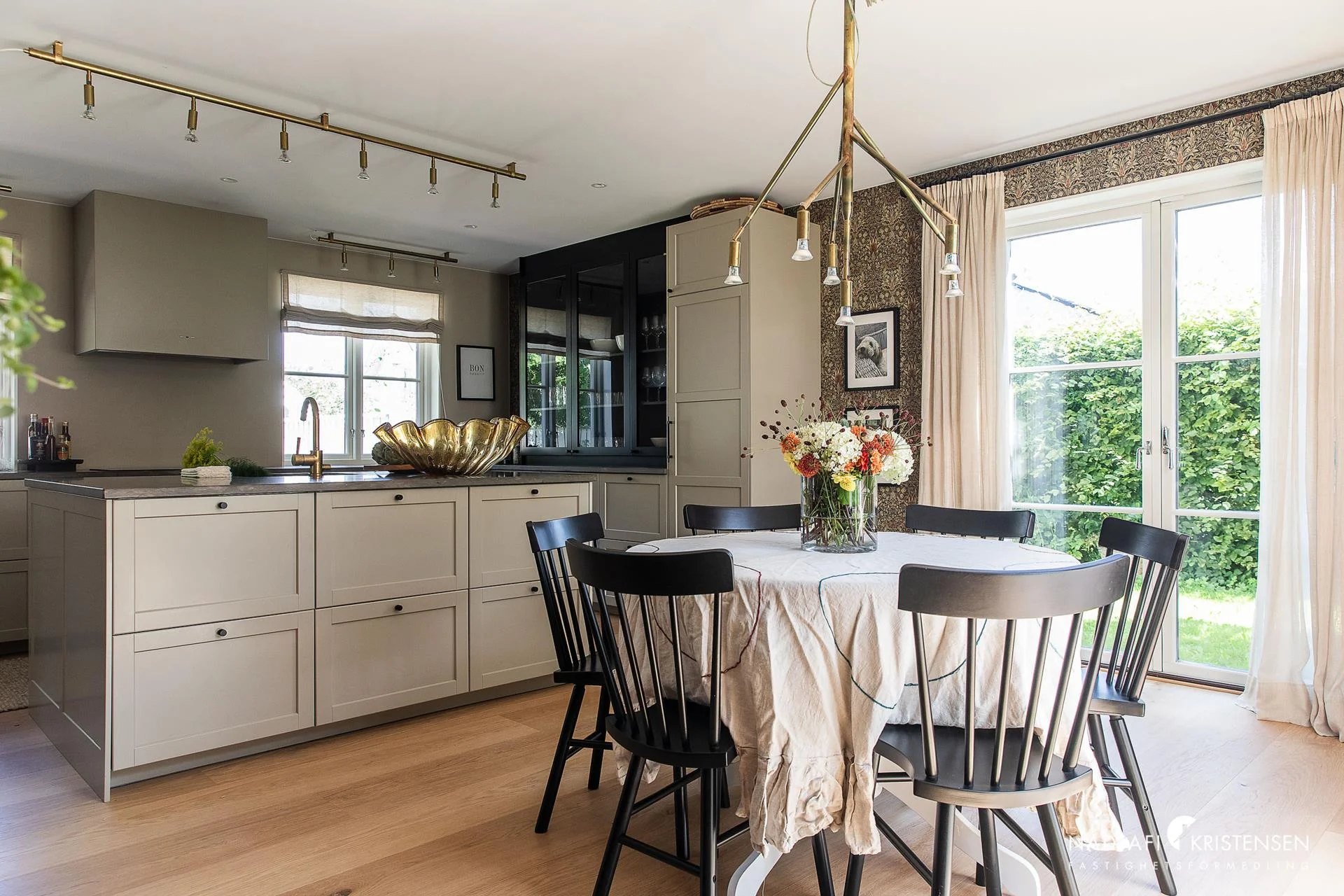 Smakfullt renoverad havsnära villa på Båstad väster!