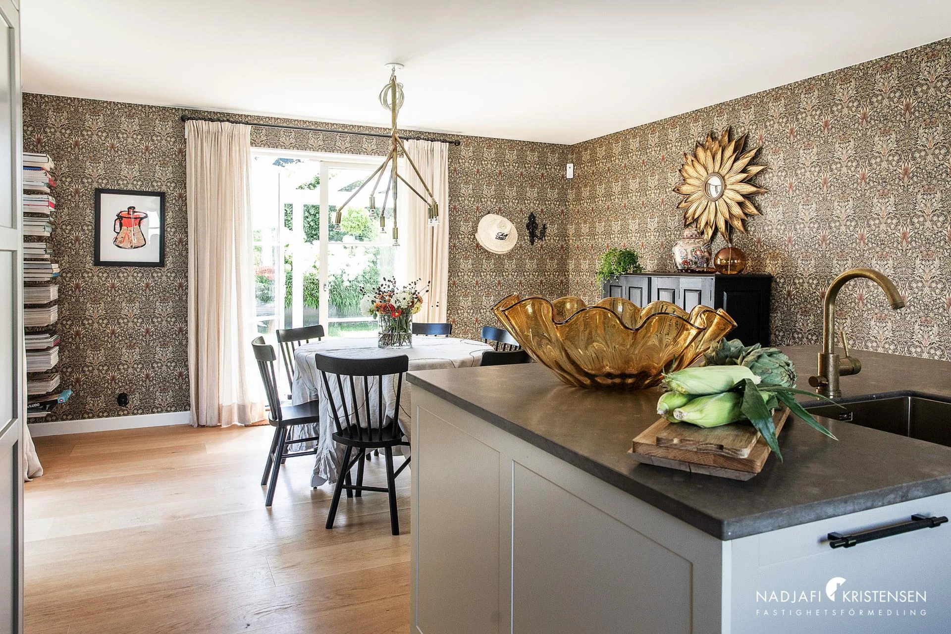 Smakfullt renoverad havsnära villa på Båstad väster!