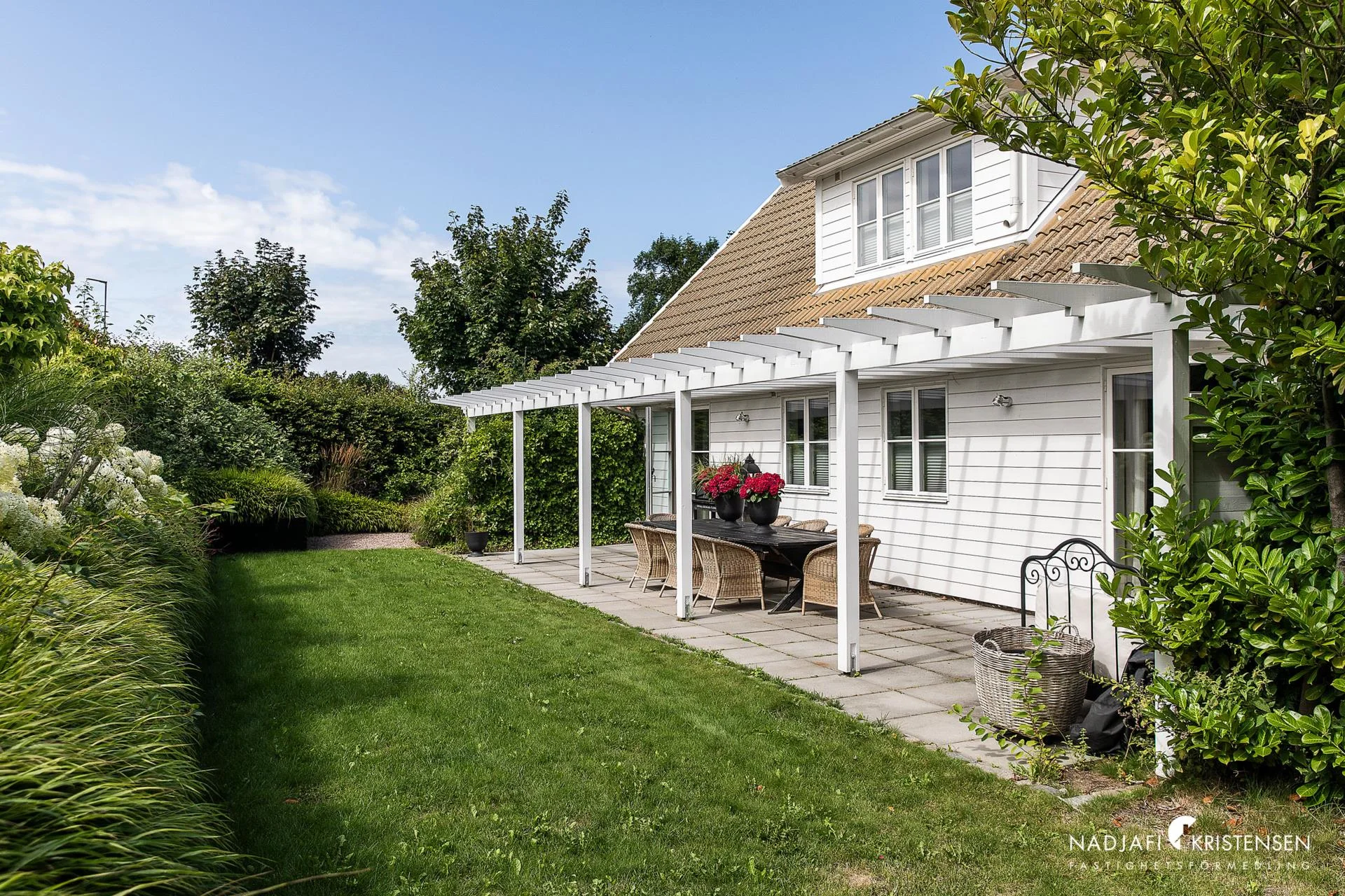 Smakfullt renoverad havsnära villa på Båstad väster!