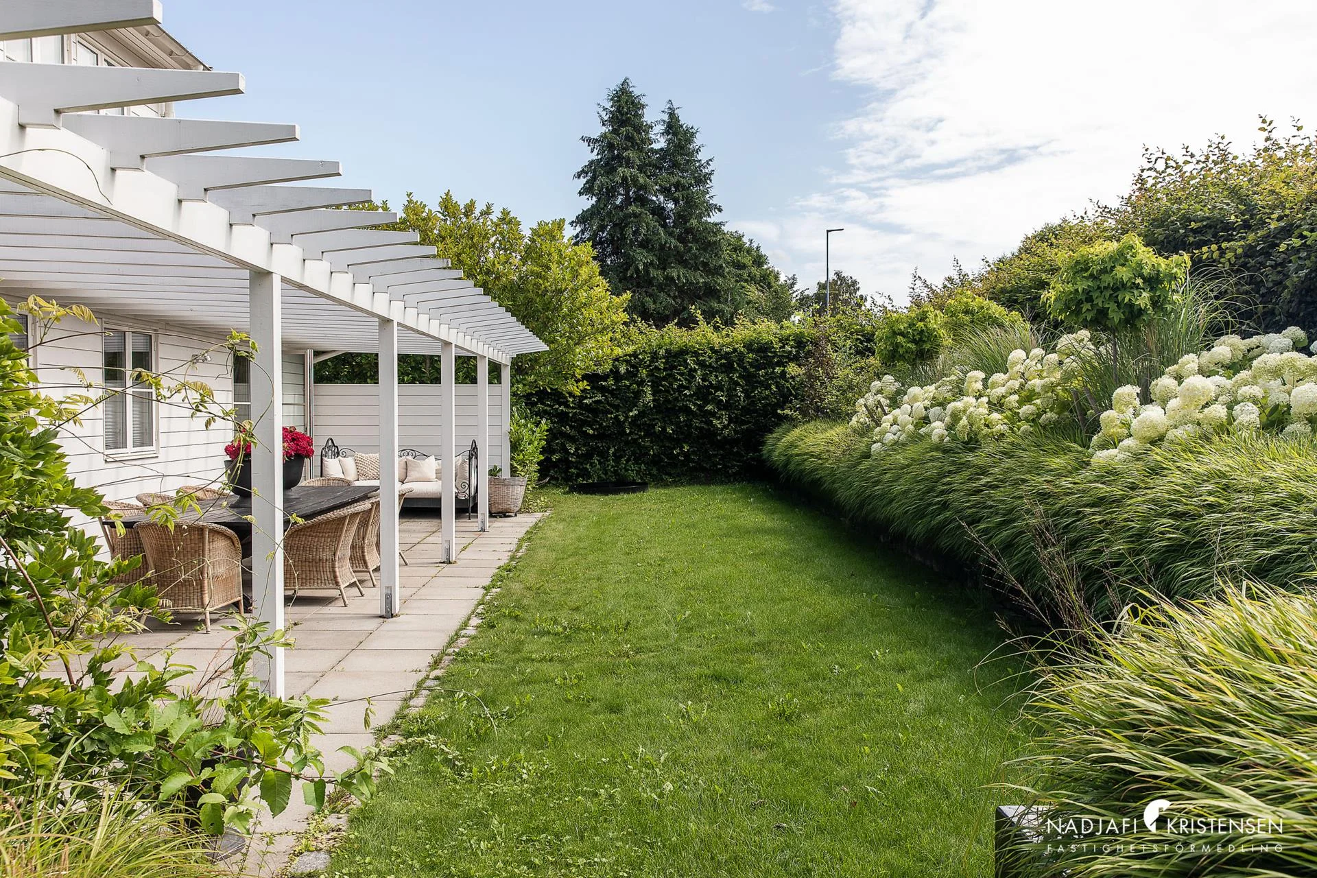 Smakfullt renoverad havsnära villa på Båstad väster!