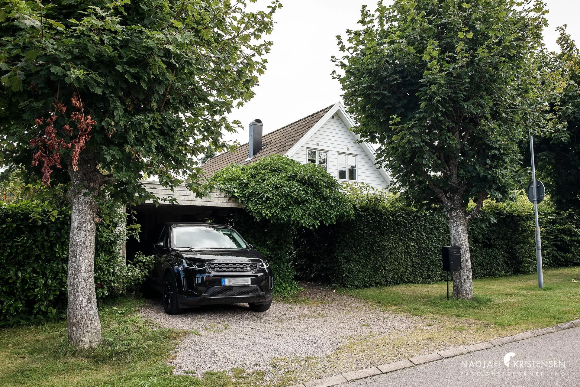 Smakfullt renoverad havsnära villa på Båstad väster!