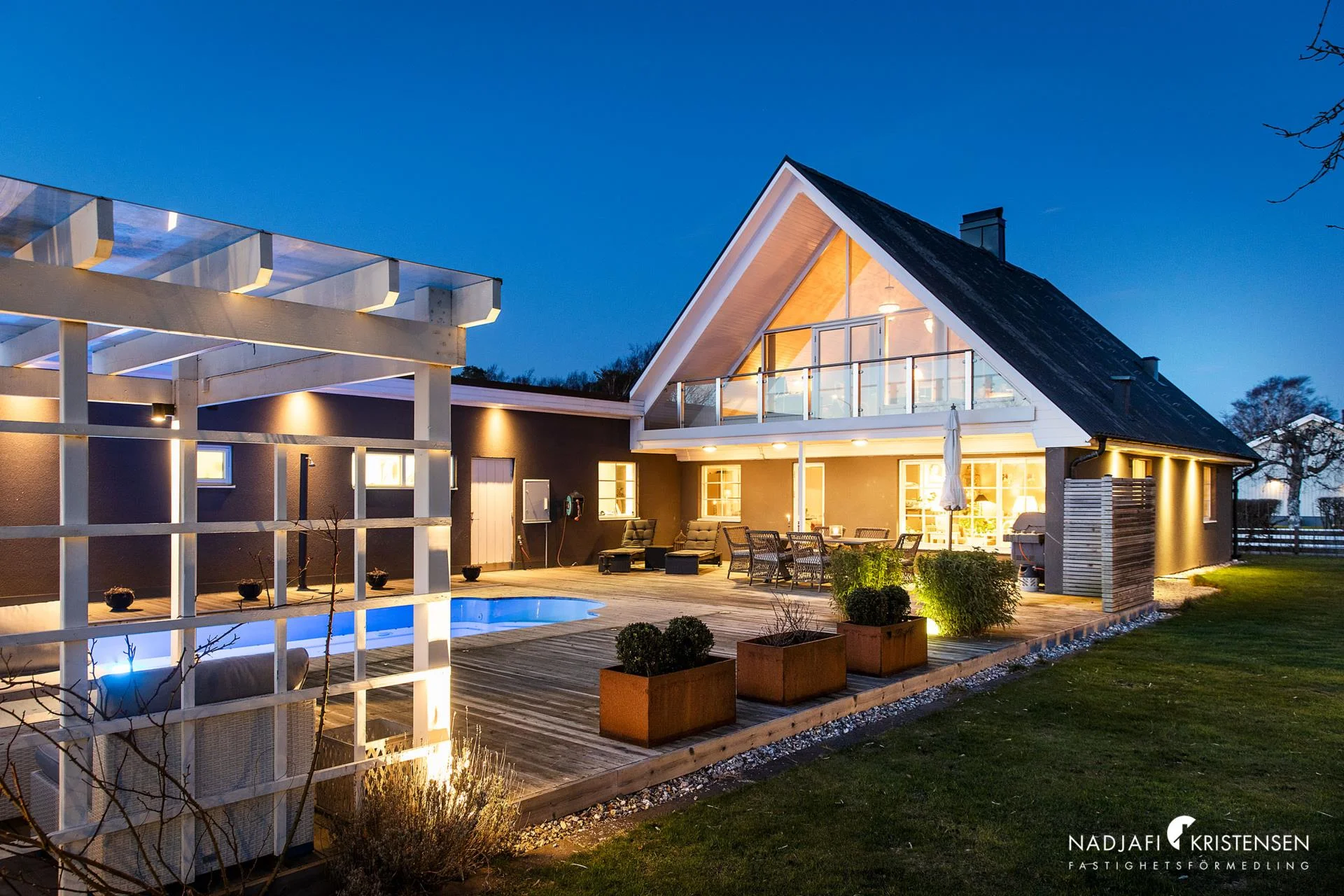 Totalrenoverad familjevilla med pool, havsutsikt och gästlägenhet – Mellbystrand när det är som bäst