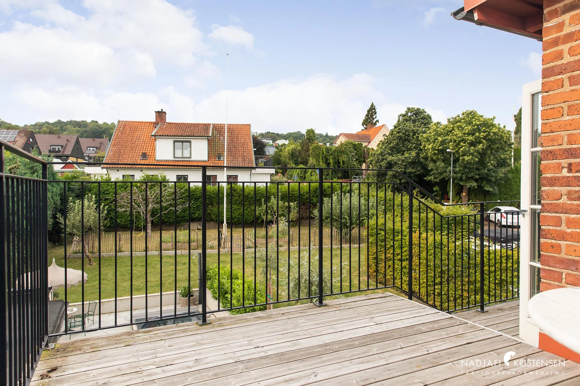Charmig fastighet med privat oas mitt i Centrala Båstad