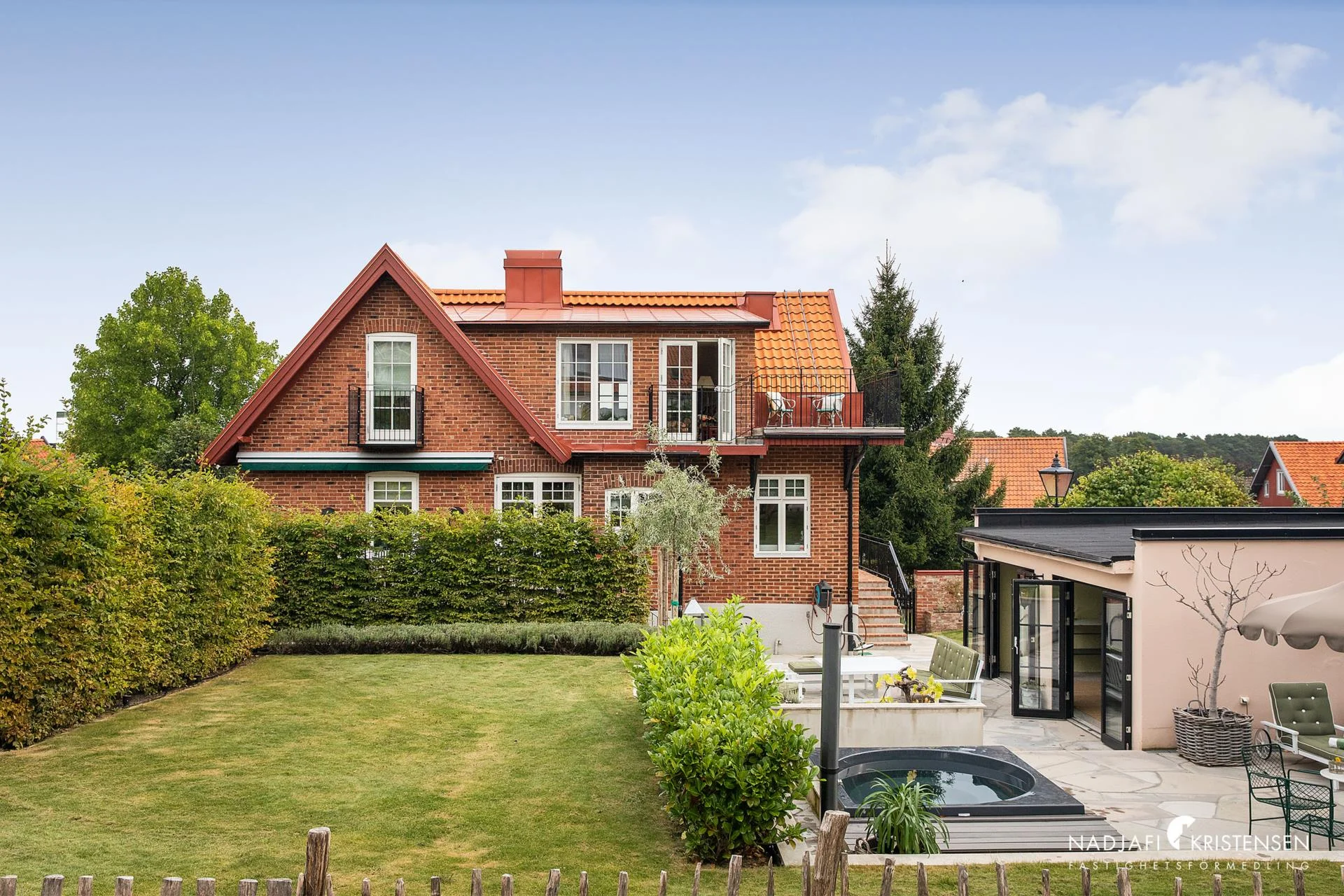 Charmig fastighet med privat oas mitt i Centrala Båstad