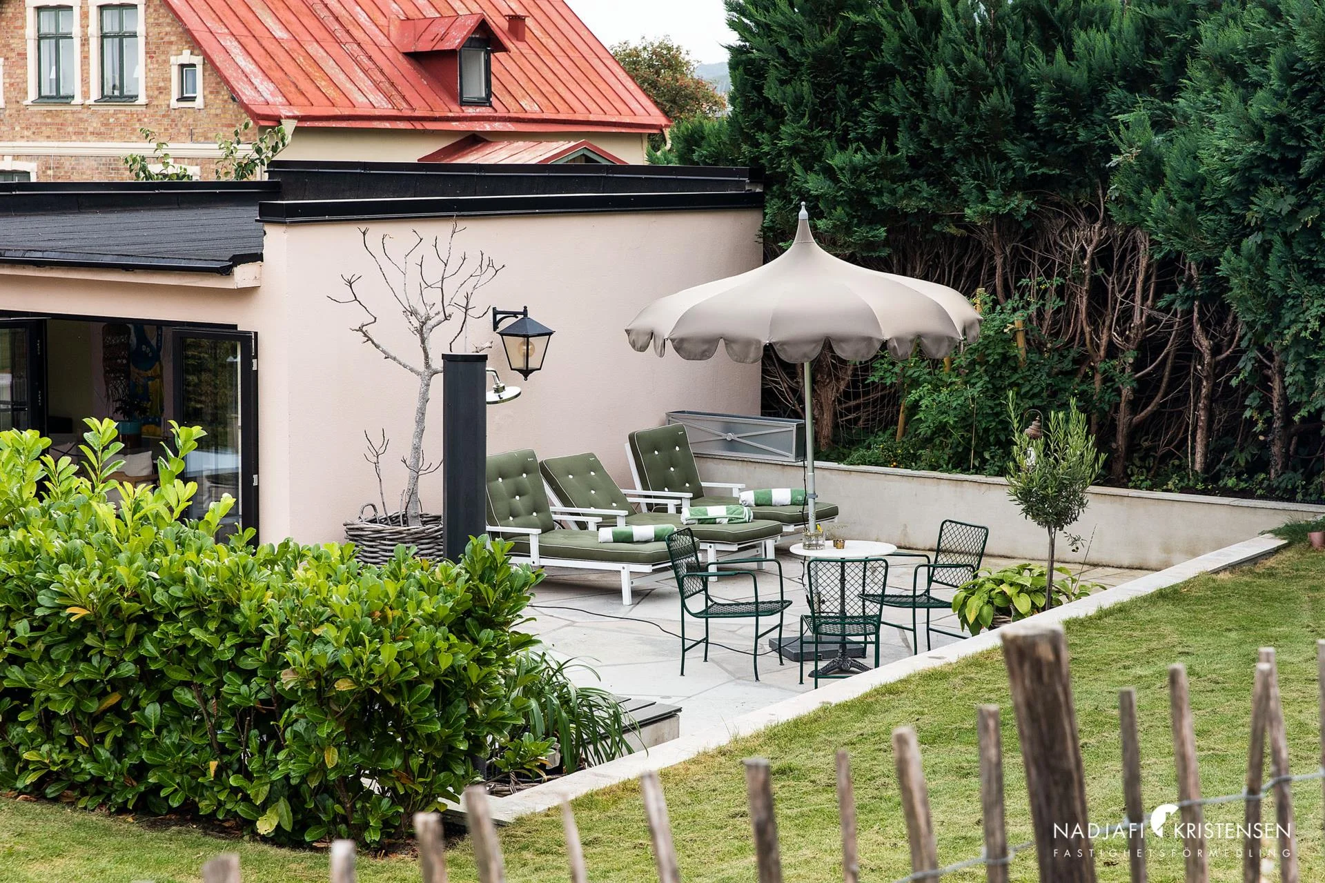 Charmig fastighet med privat oas mitt i Centrala Båstad
