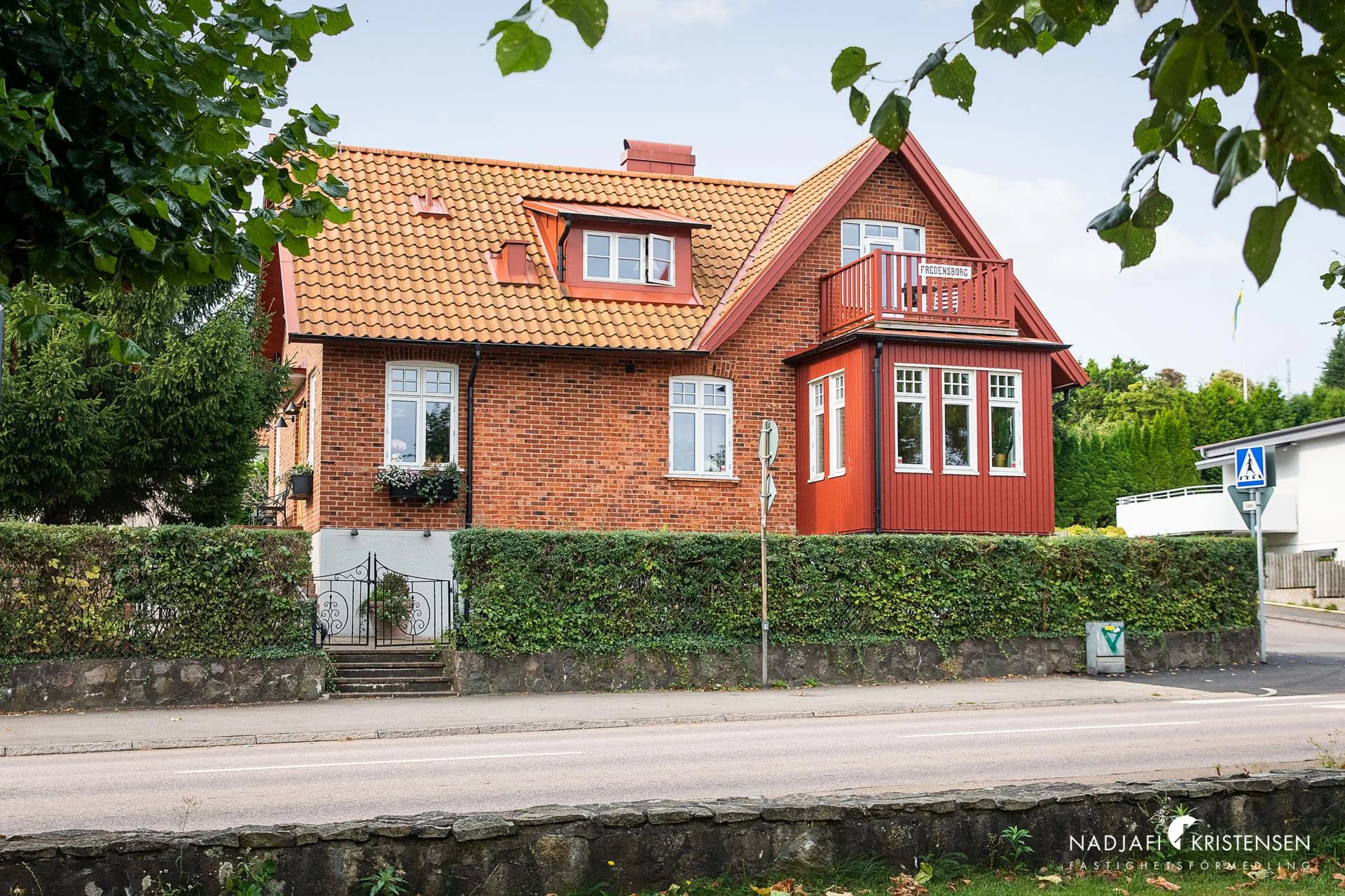Charmig fastighet med privat oas mitt i Centrala Båstad