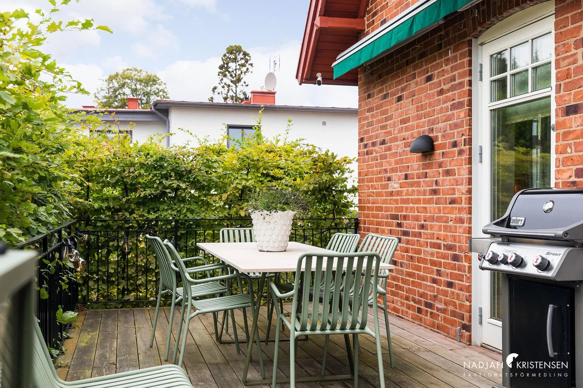 Charmig fastighet med privat oas mitt i Centrala Båstad