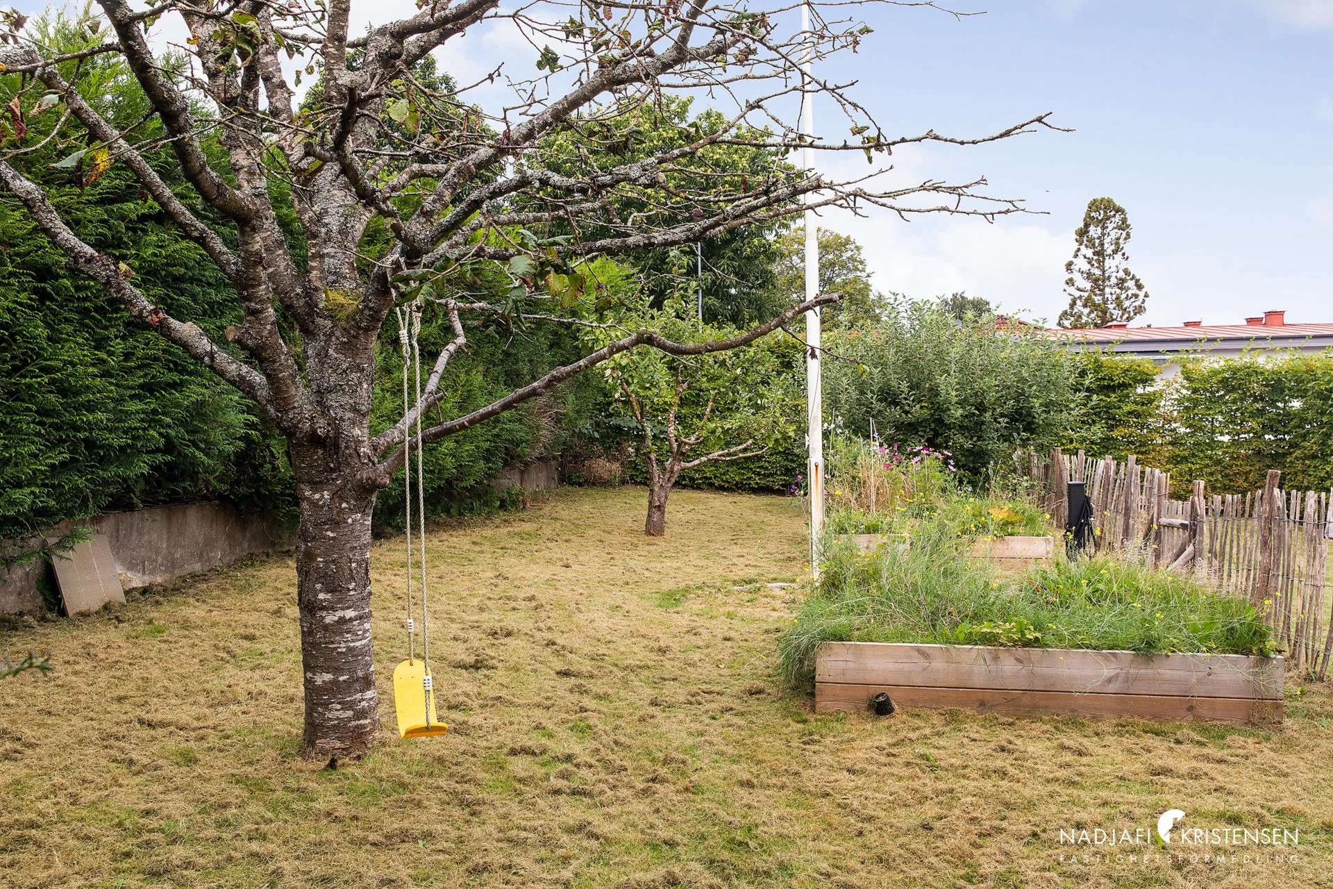 Charmig fastighet med privat oas mitt i Centrala Båstad