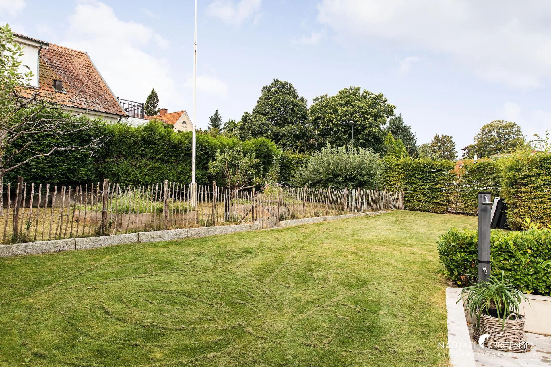 Charmig fastighet med privat oas mitt i Centrala Båstad