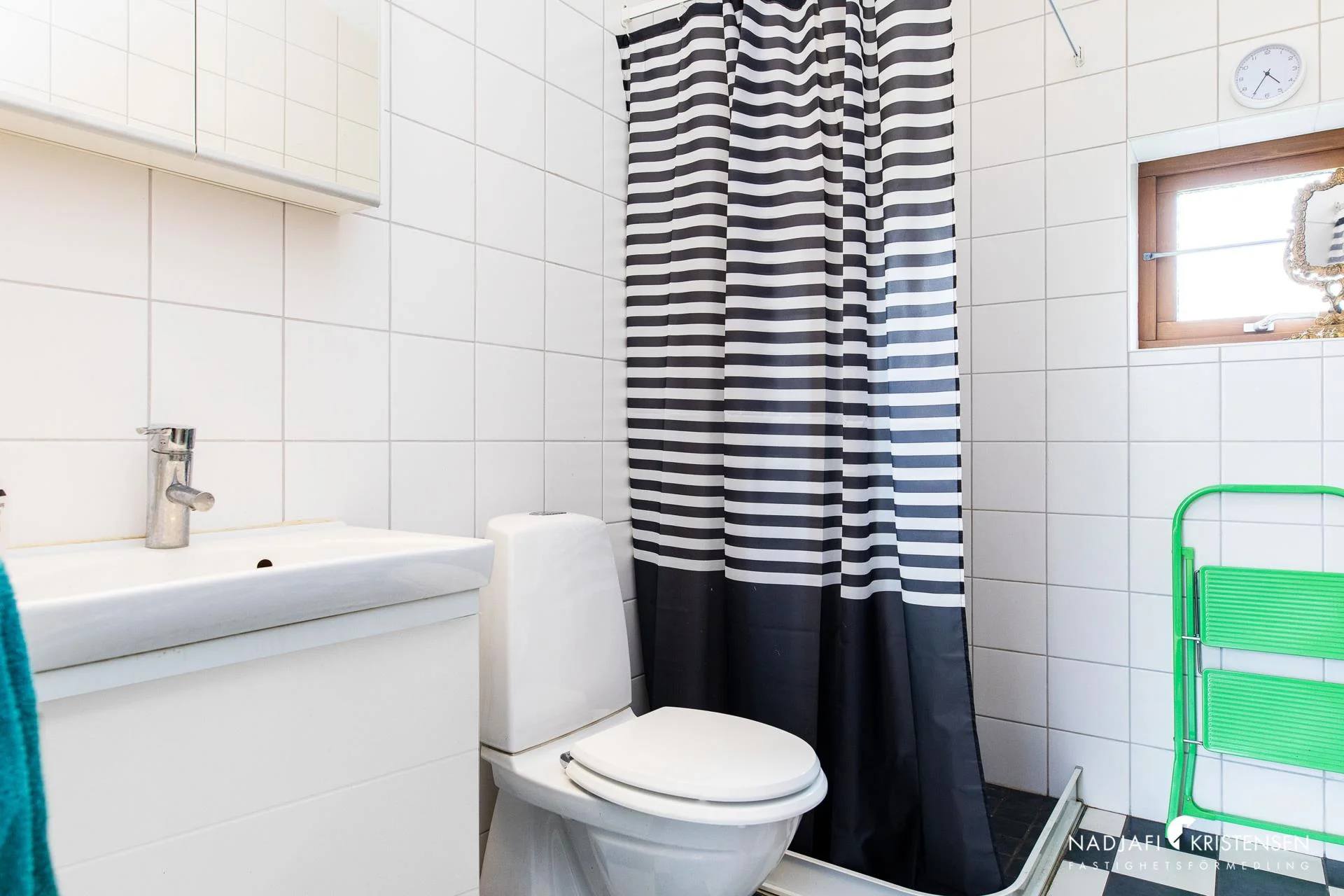 Modernt bostadshus på stor tomt på Kungsberget.
