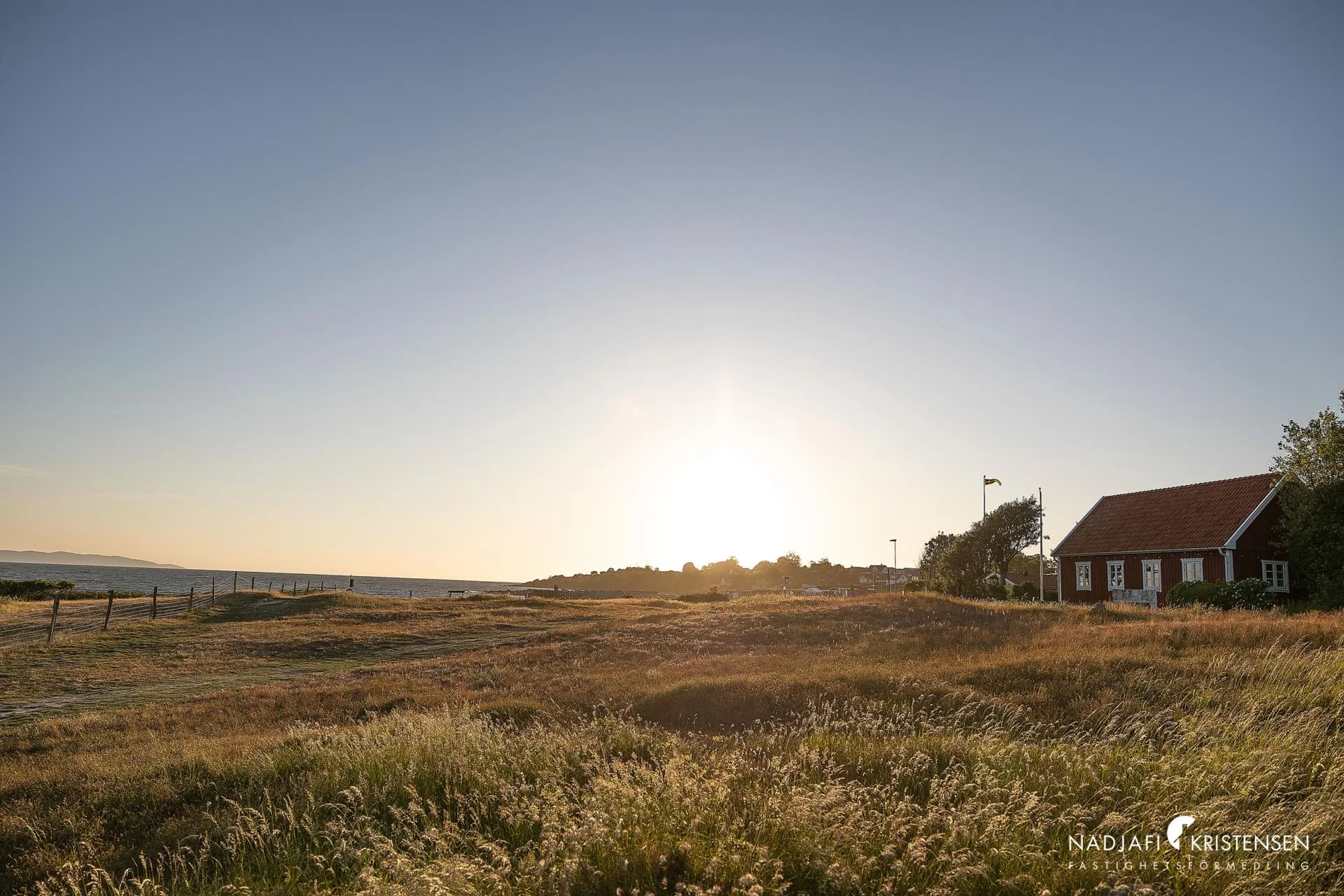 Ett hem med ett läge som är lika sällsynt som eftertraktat – direkt vid havet i Magnarps strand.
