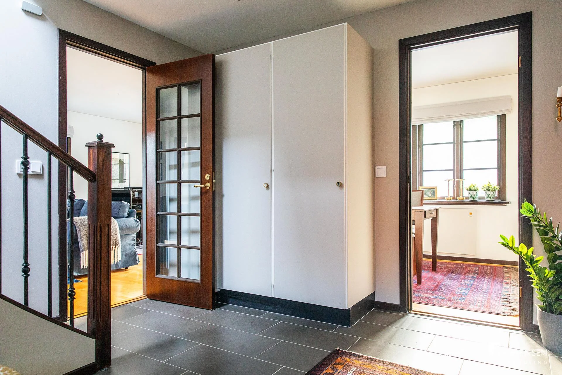 Centralt parhus med pool och privat trädgård