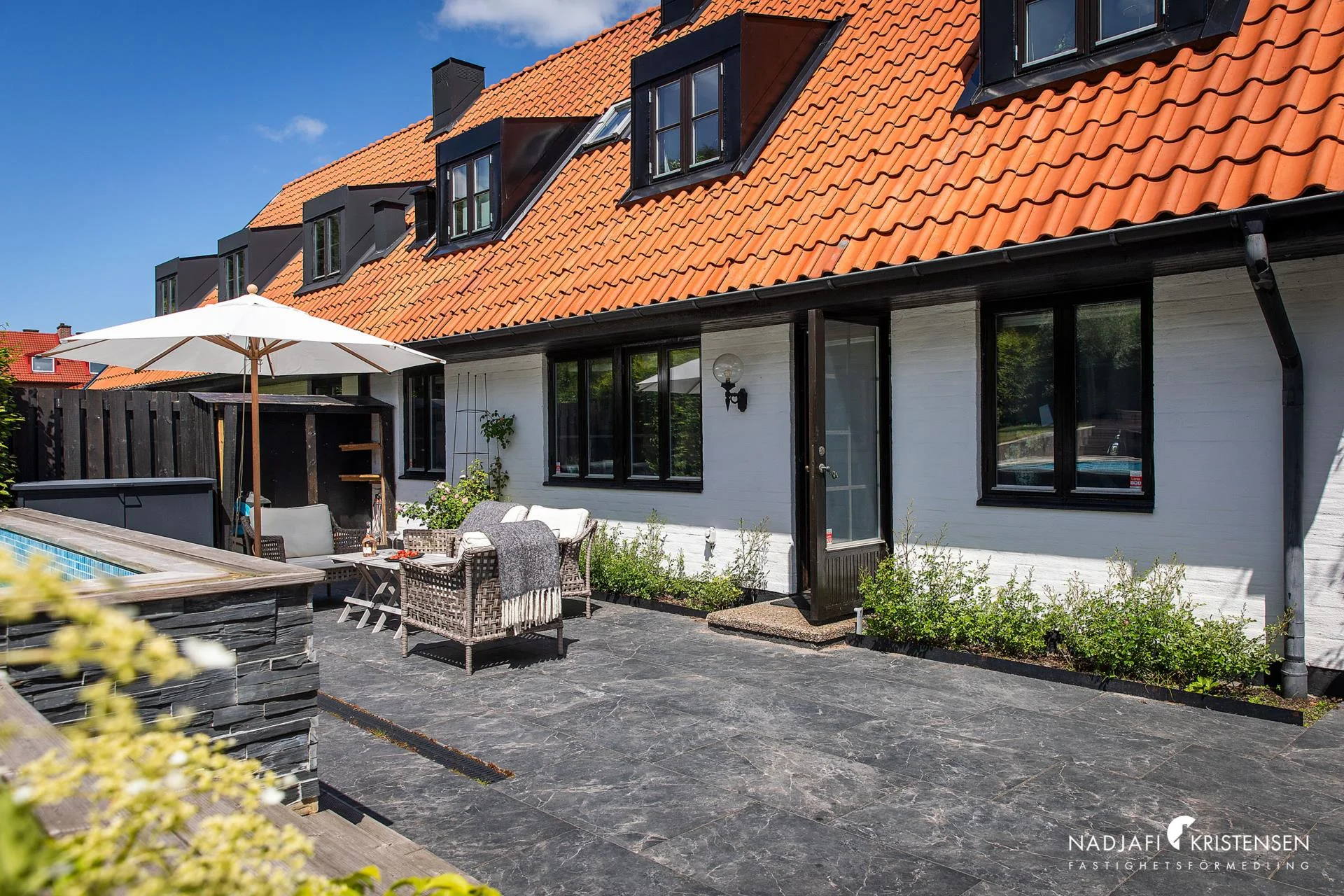 Centralt parhus med pool och privat trädgård