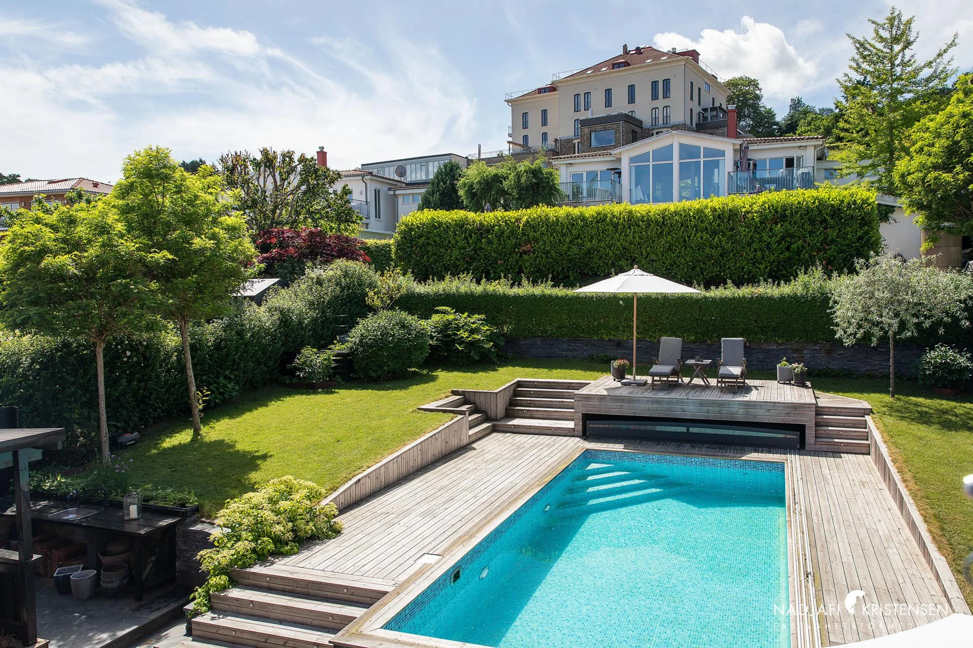Centralt parhus med pool och privat trädgård
