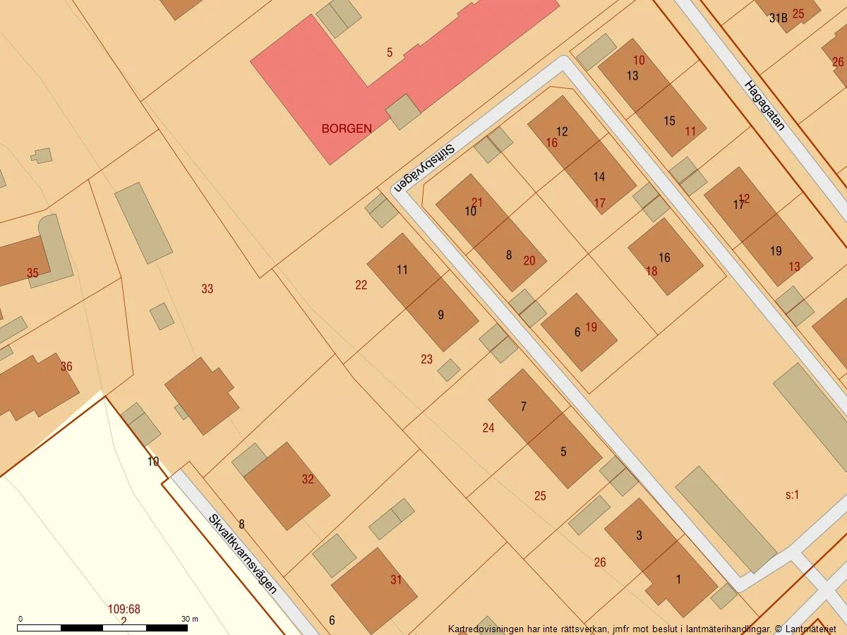 Centralt parhus med pool och privat trädgård