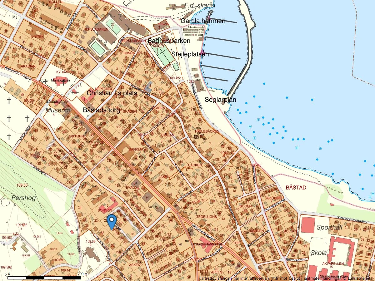 Centralt parhus med pool och privat trädgård