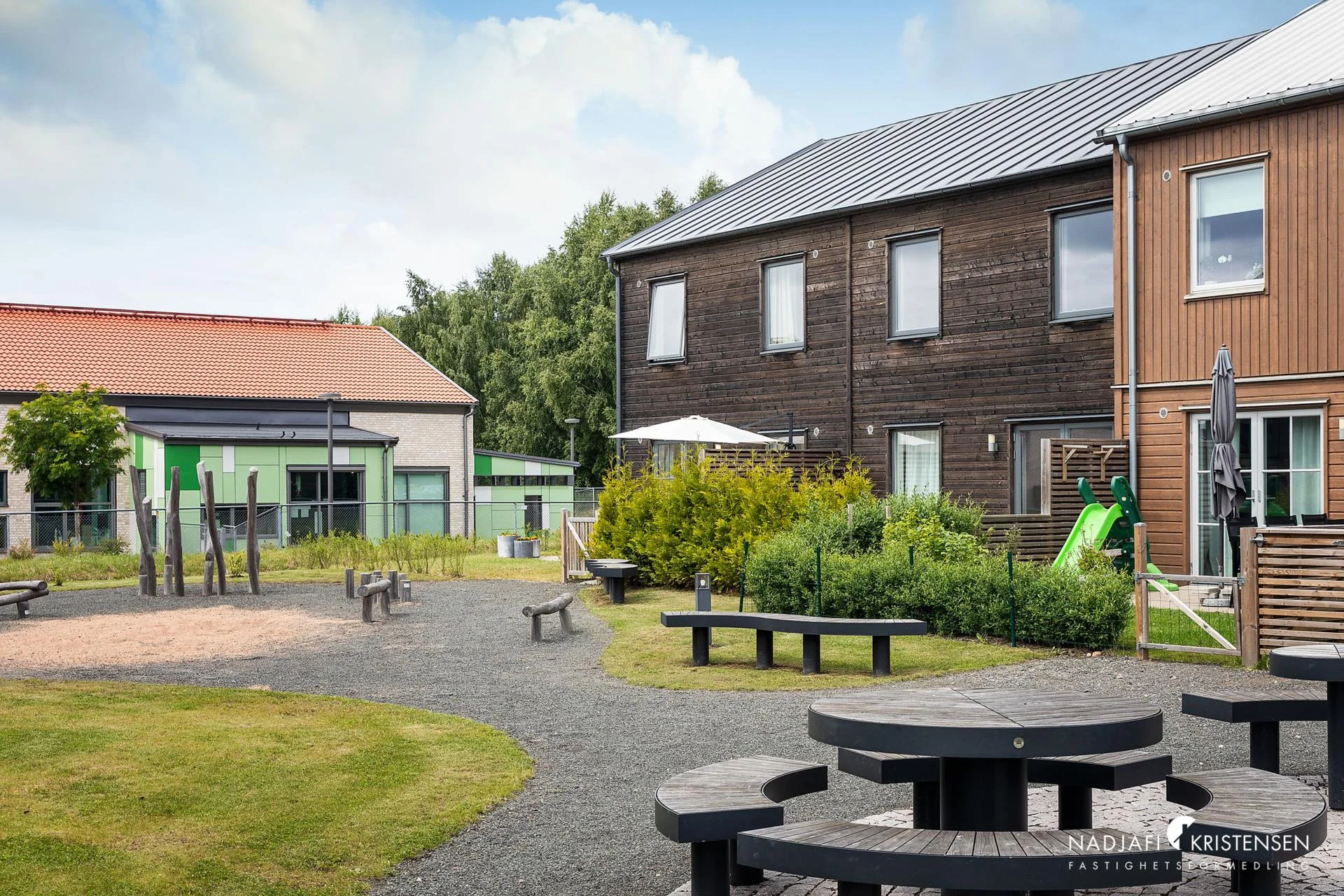 Trivsamt gavelradhus på populära och barnvänliga Jordgubbsfältet i Munka-Ljungby!
