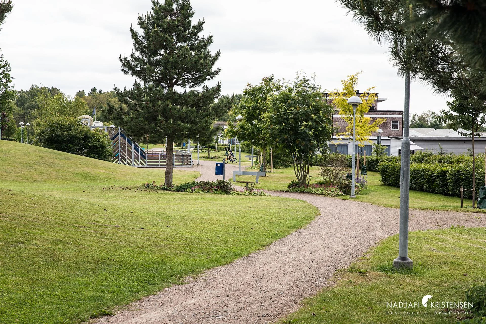 Trivsamt gavelradhus på populära och barnvänliga Jordgubbsfältet i Munka-Ljungby!