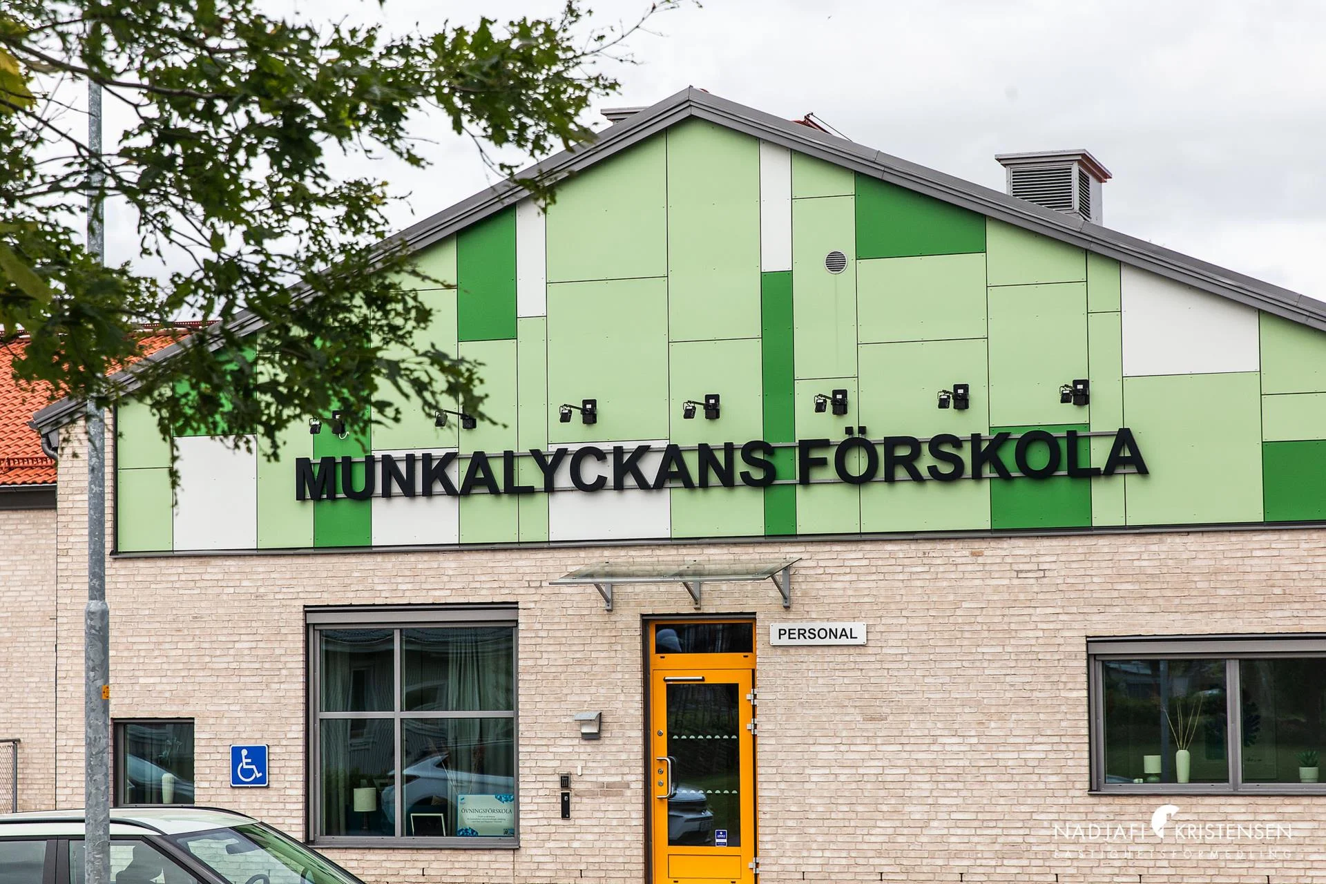 Trivsamt gavelradhus på populära och barnvänliga Jordgubbsfältet i Munka-Ljungby!