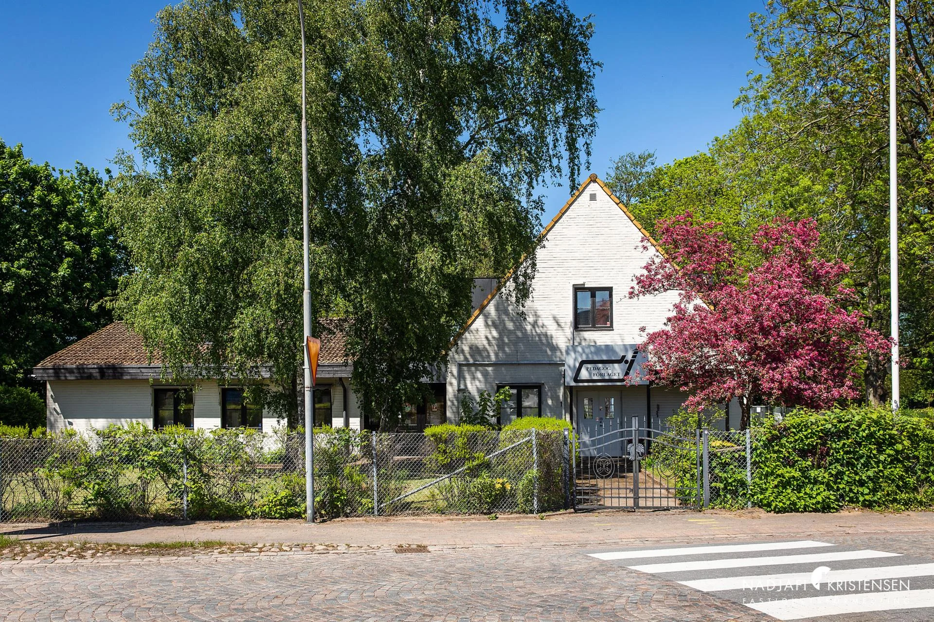 Mångsidig fastighet med stora möjligheter i centrala Hjärnarp