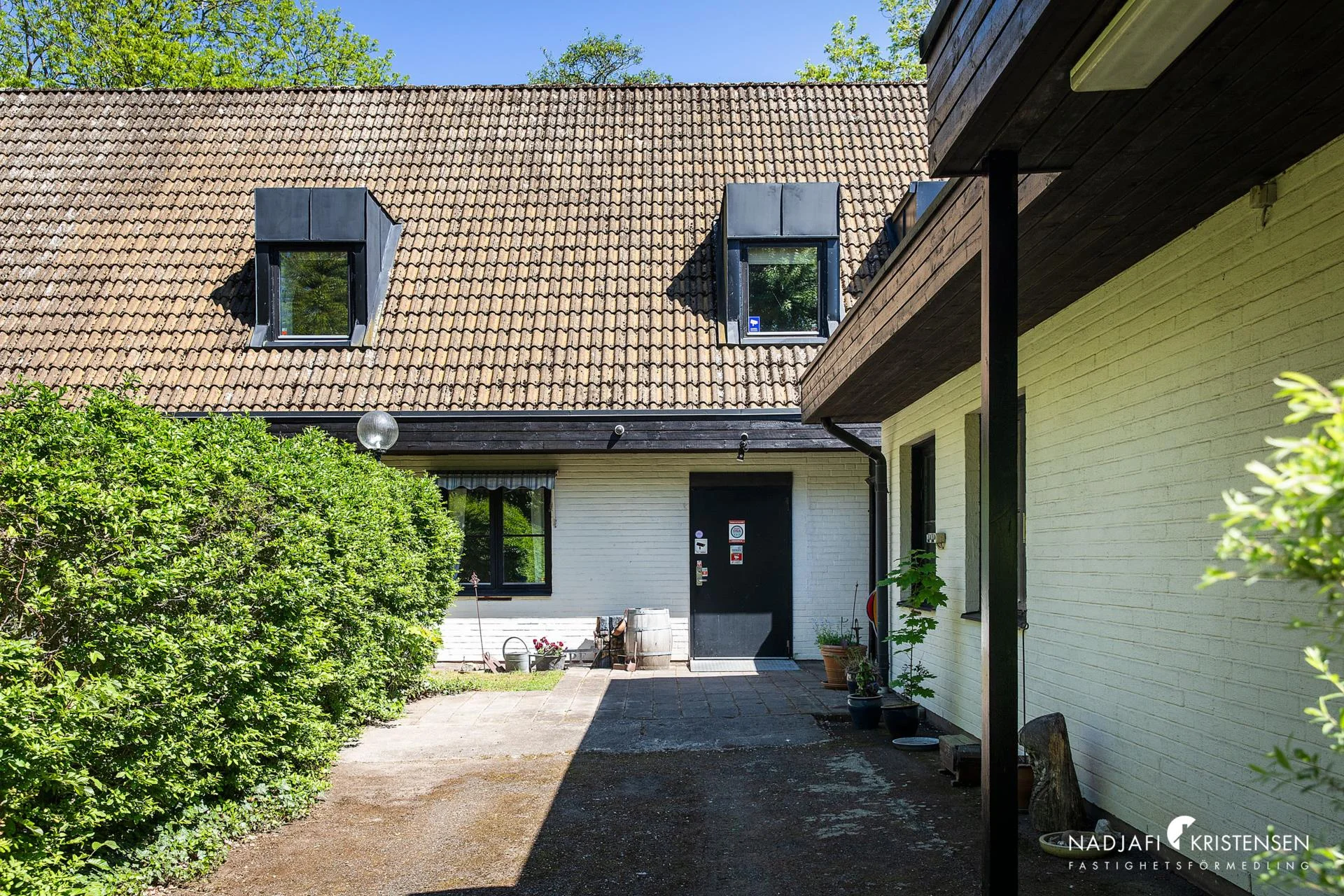 Mångsidig fastighet med stora möjligheter i centrala Hjärnarp