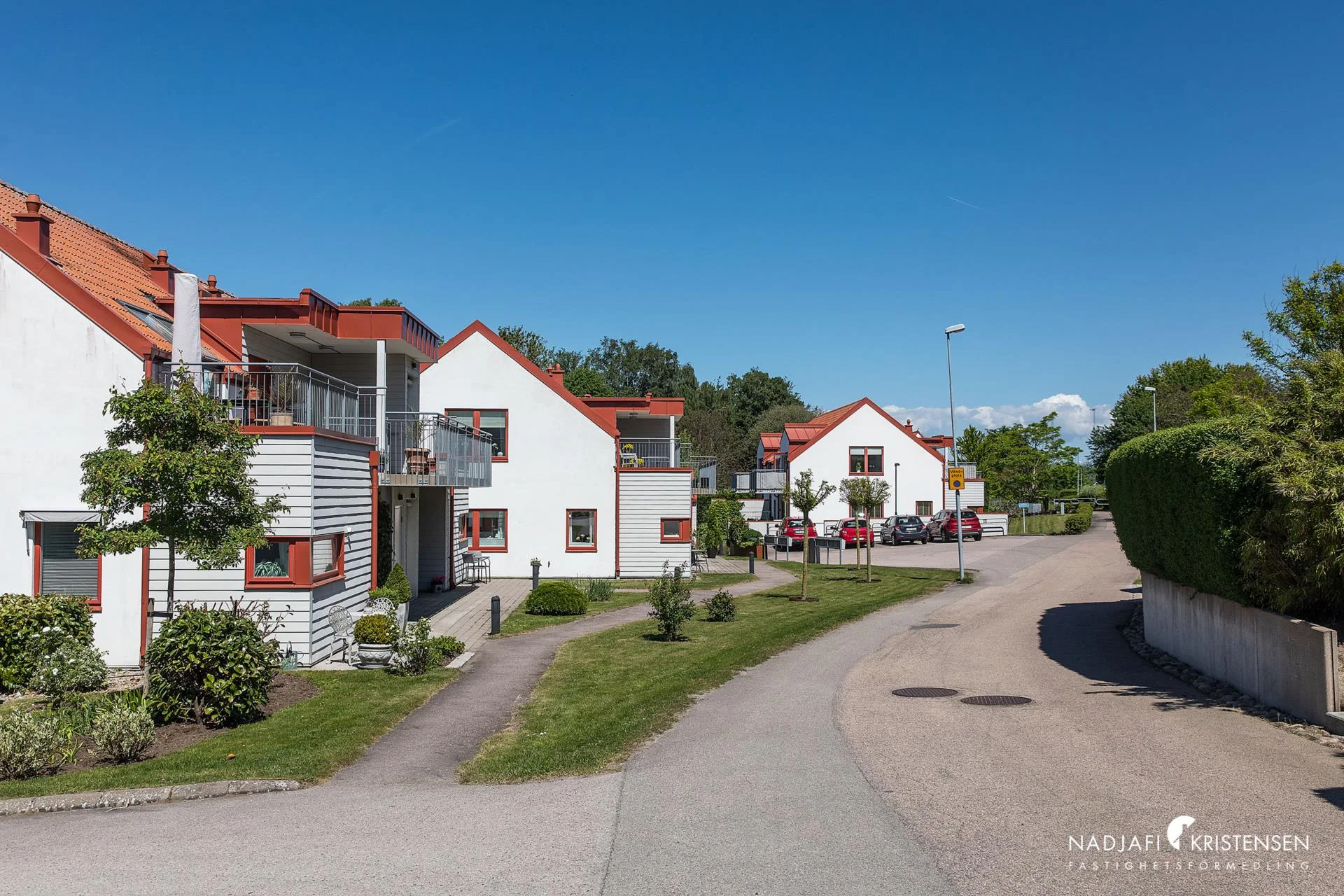Ljus och välplanerad lägenhet med två uteplatser
