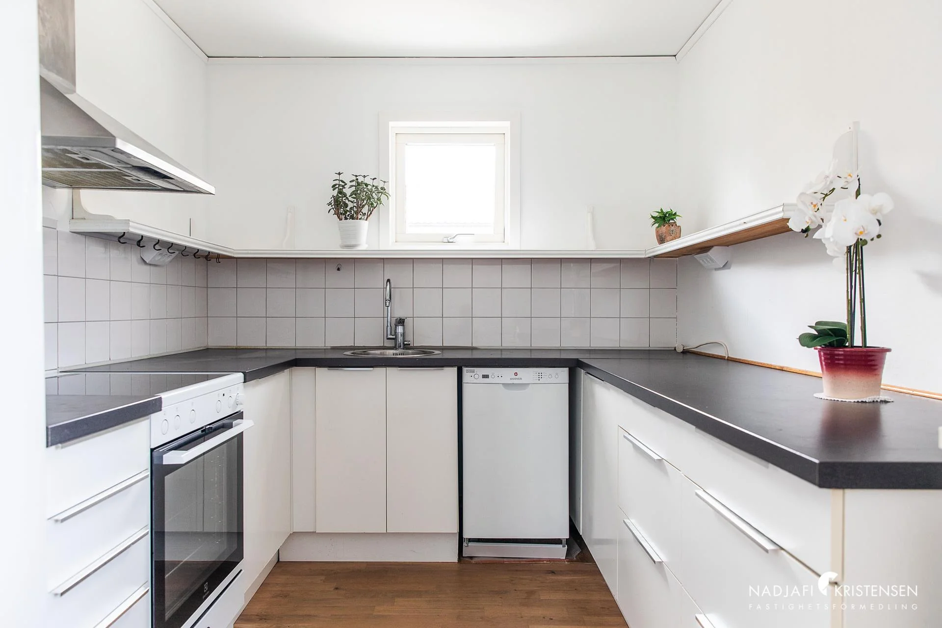 Enplansvilla med gäststuga och stor terrass i villakvarter på naturskönt läge!