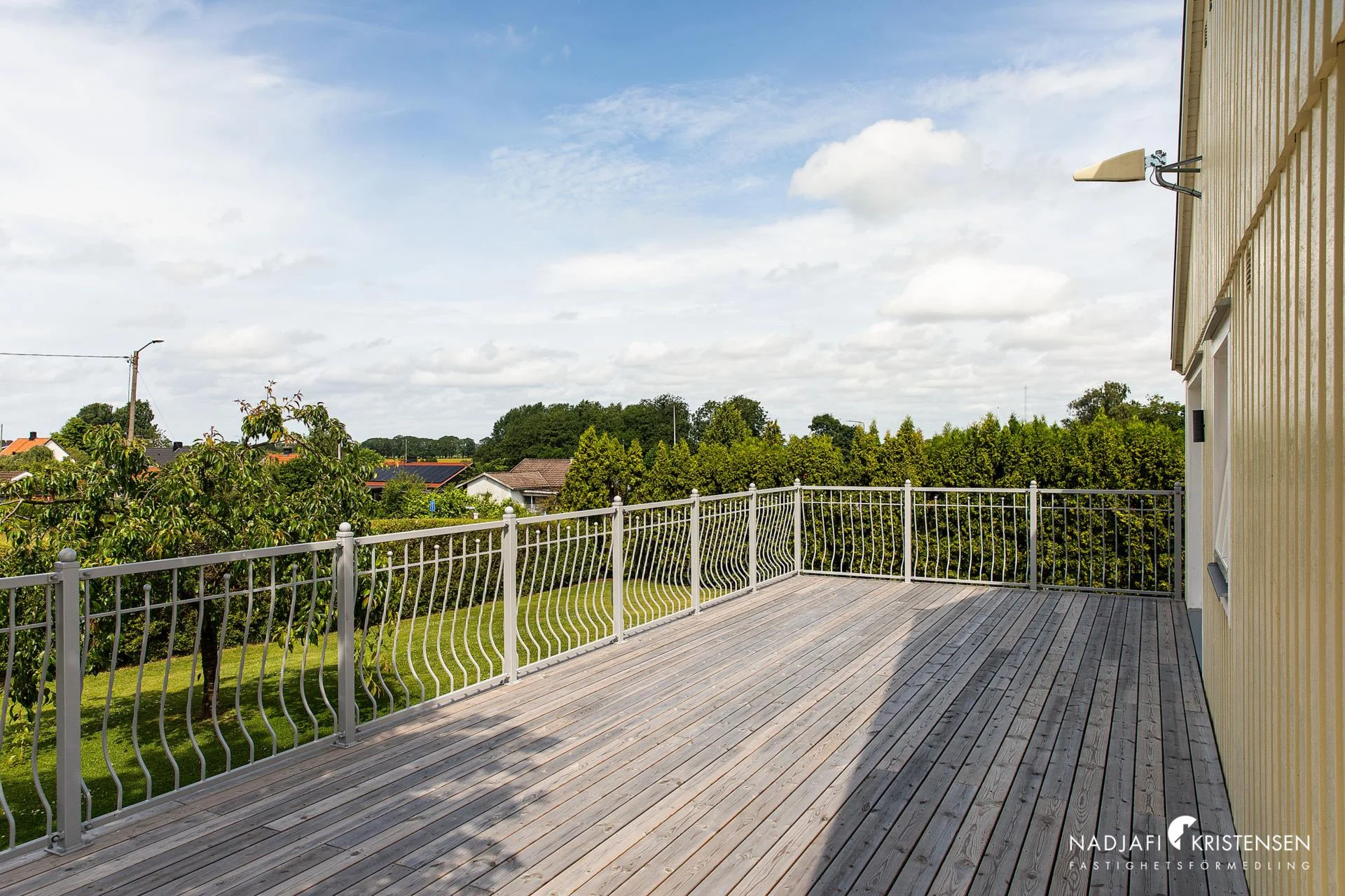 Enplansvilla med gäststuga och stor terrass i villakvarter på naturskönt läge!