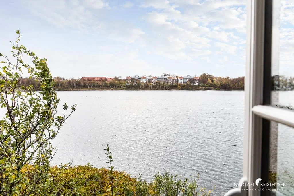 Korsvirkesvilla i vinkel med obruten sjöutsikt och generös boyta.