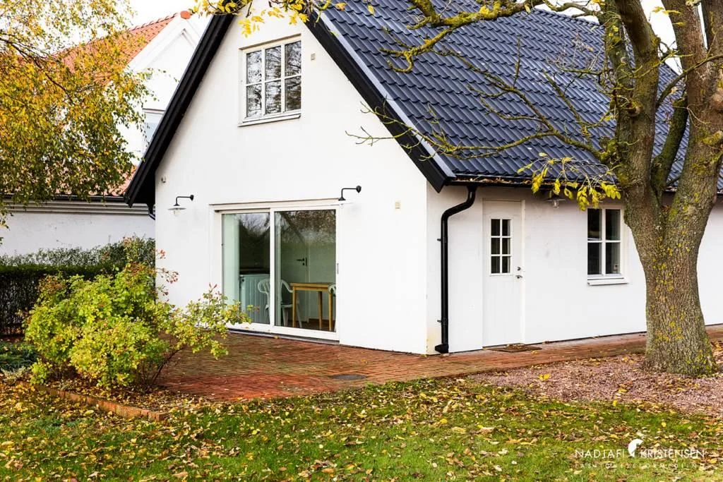 Korsvirkesvilla i vinkel med obruten sjöutsikt och generös boyta.