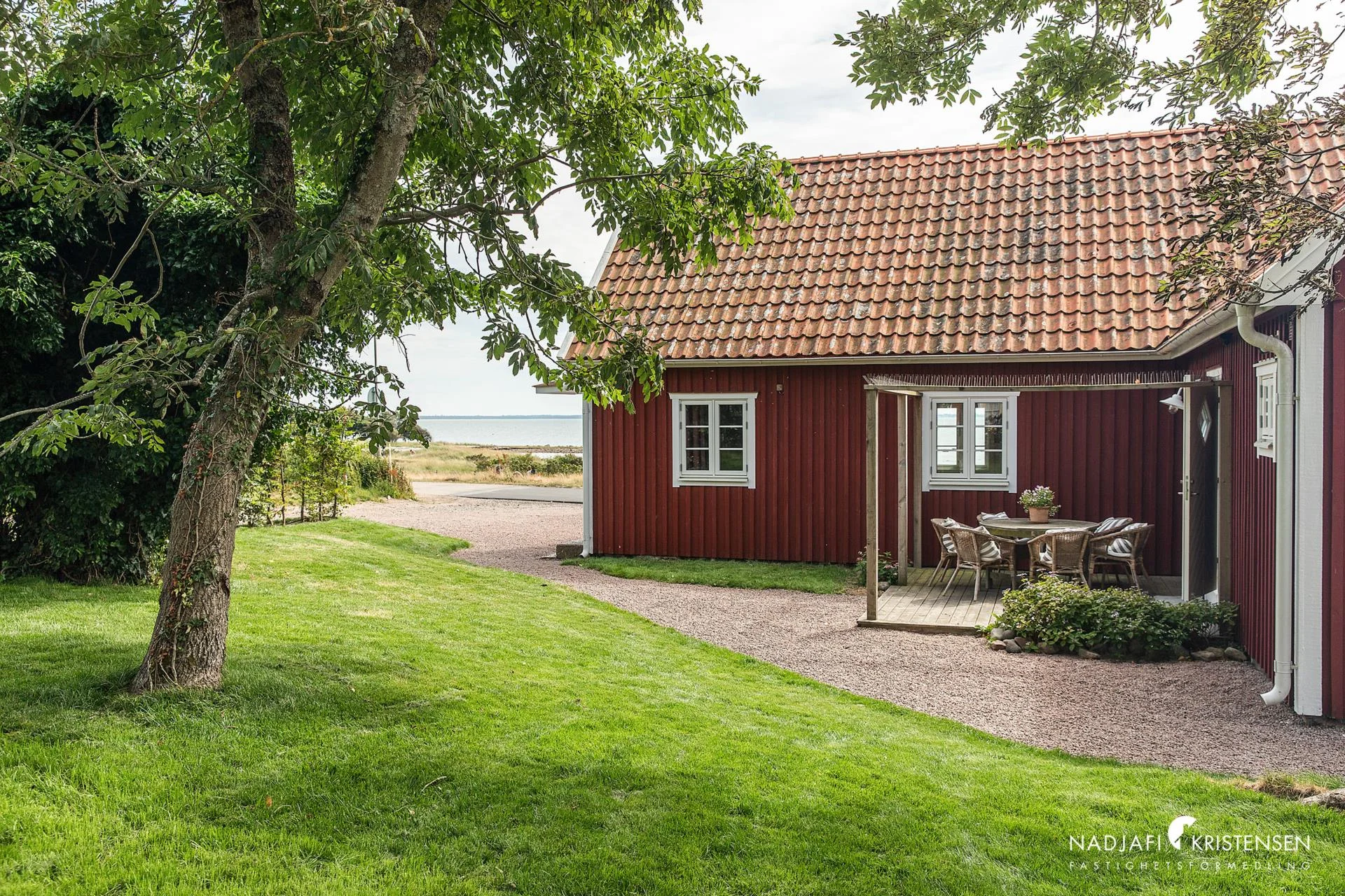 Ett hem med ett läge som är lika sällsynt som eftertraktat – direkt vid havet i Magnarps strand.