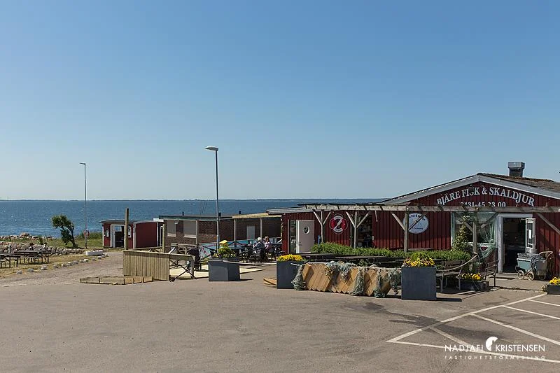 Ett hem med ett läge som är lika sällsynt som eftertraktat – direkt vid havet i Magnarps strand.