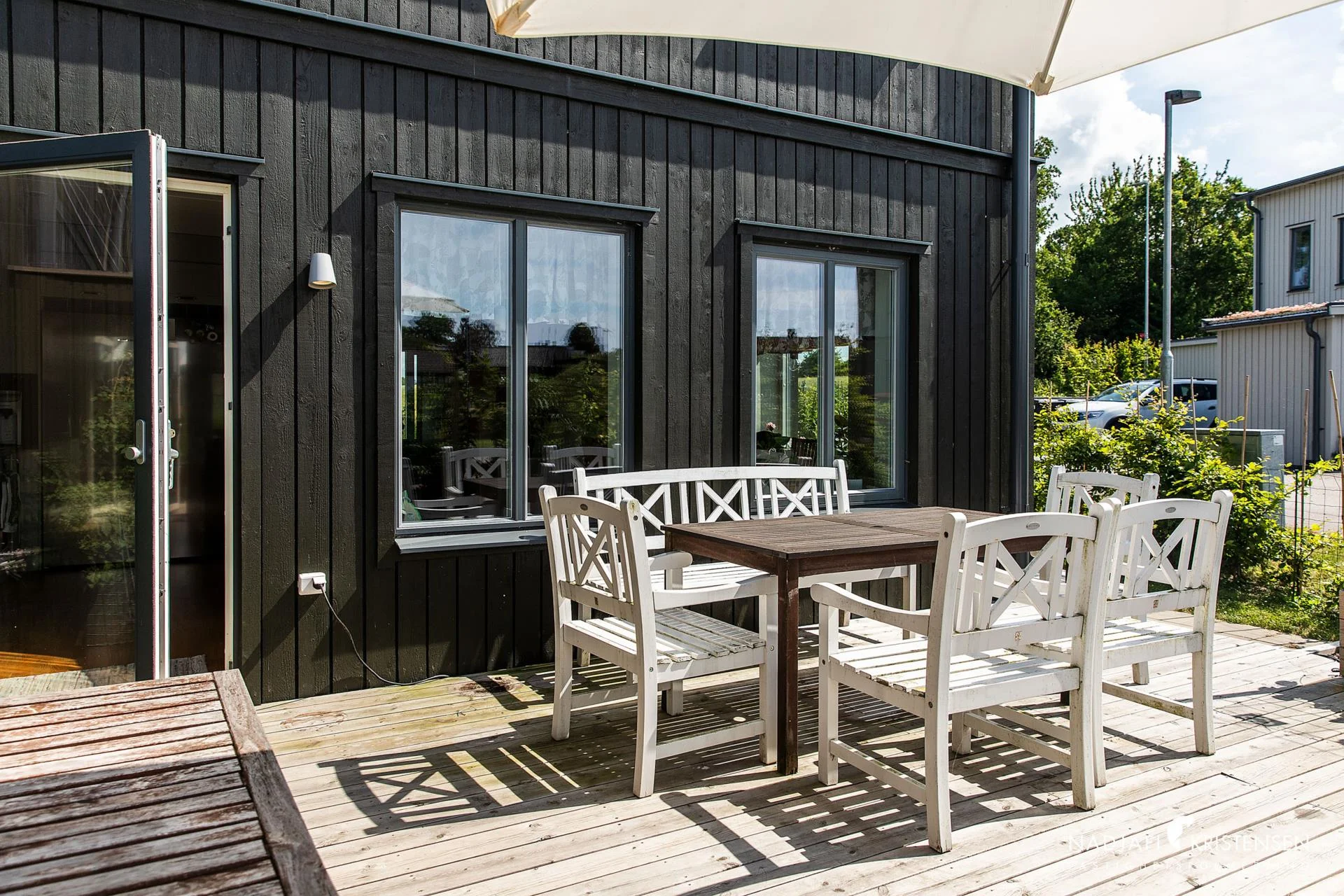 Ljust hörnradhus med mysig tomt