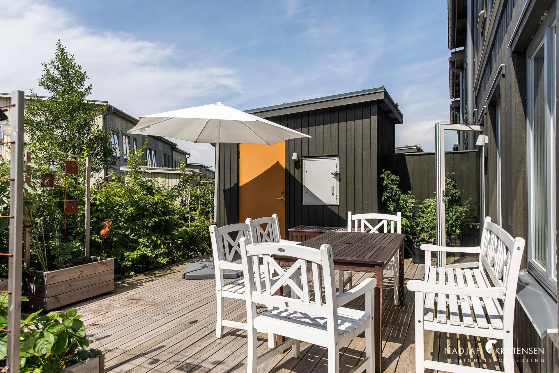 Ljust hörnradhus med mysig tomt