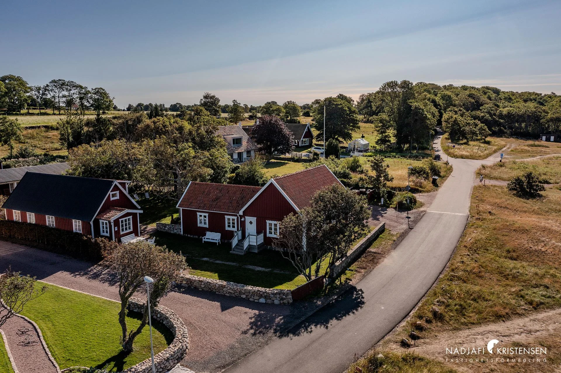 Ett hem med ett läge som är lika sällsynt som eftertraktat – direkt vid havet i Magnarps strand.