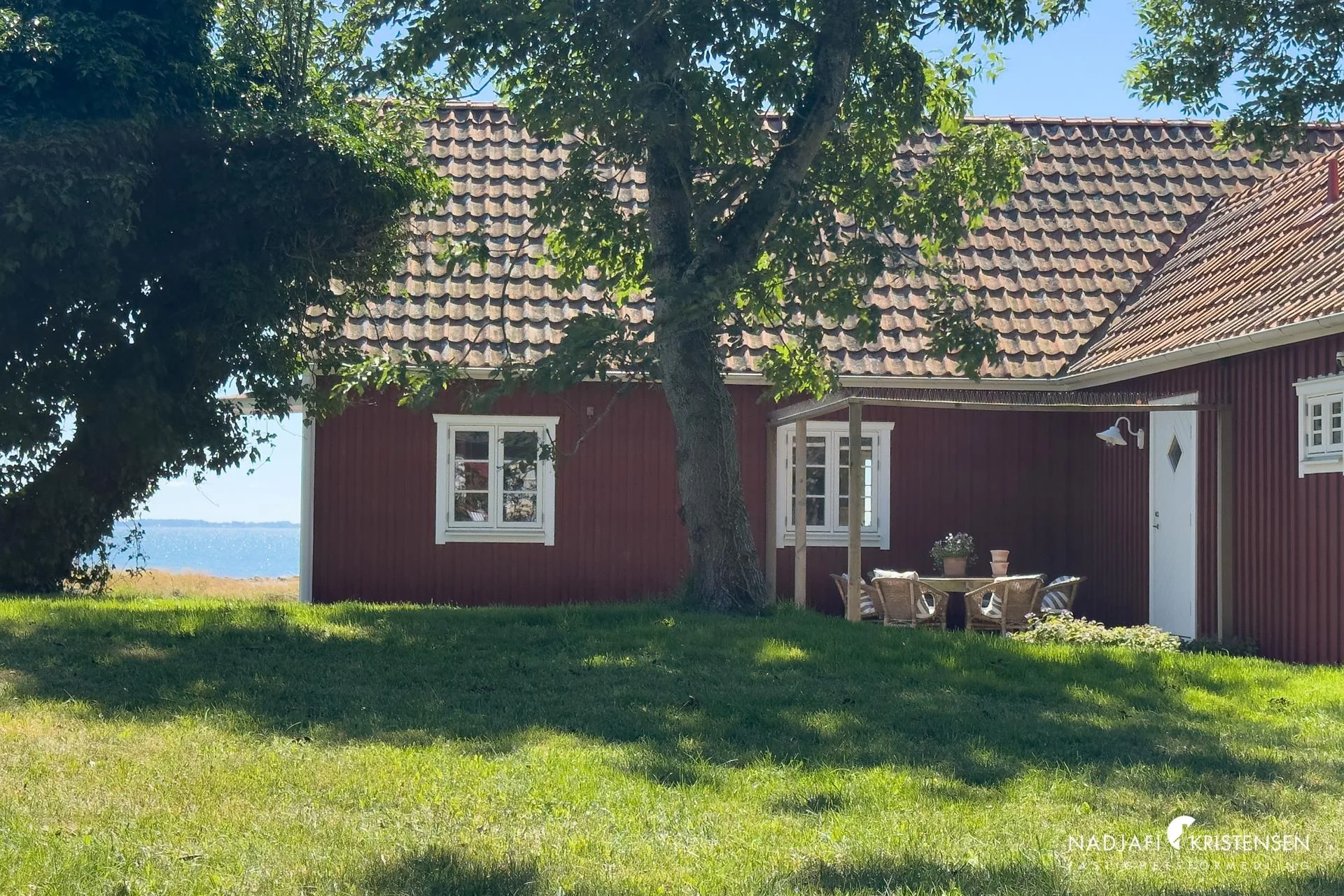 Ett hem med ett läge som är lika sällsynt som eftertraktat – direkt vid havet i Magnarps strand.