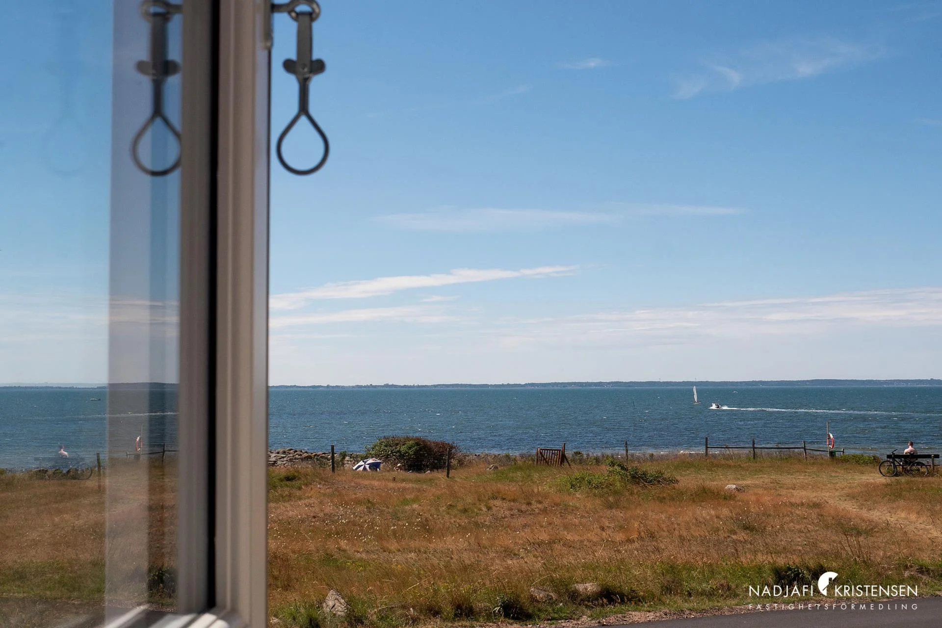 Ett hem med ett läge som är lika sällsynt som eftertraktat – direkt vid havet i Magnarps strand.