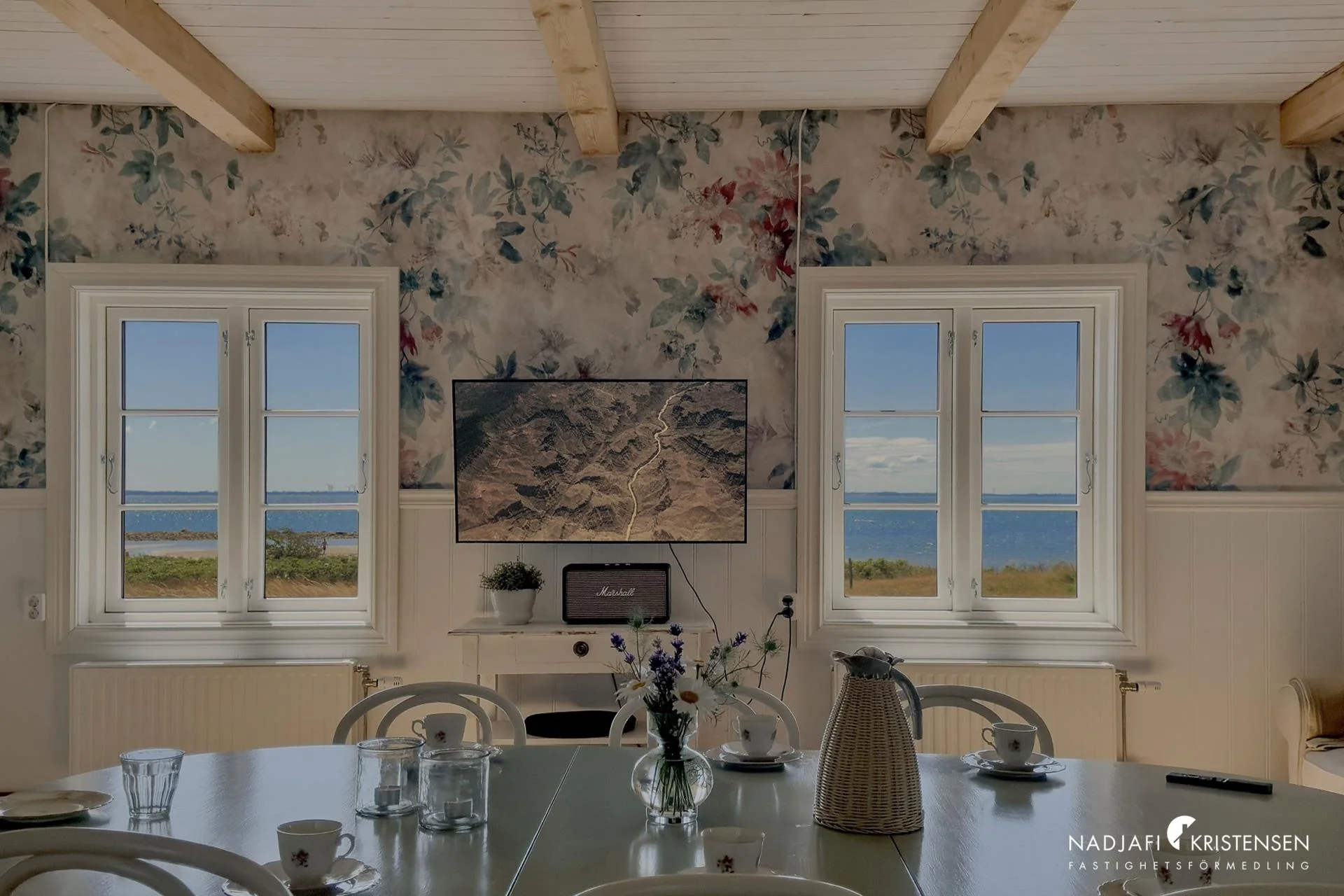 Ett hem med ett läge som är lika sällsynt som eftertraktat – direkt vid havet i Magnarps strand.