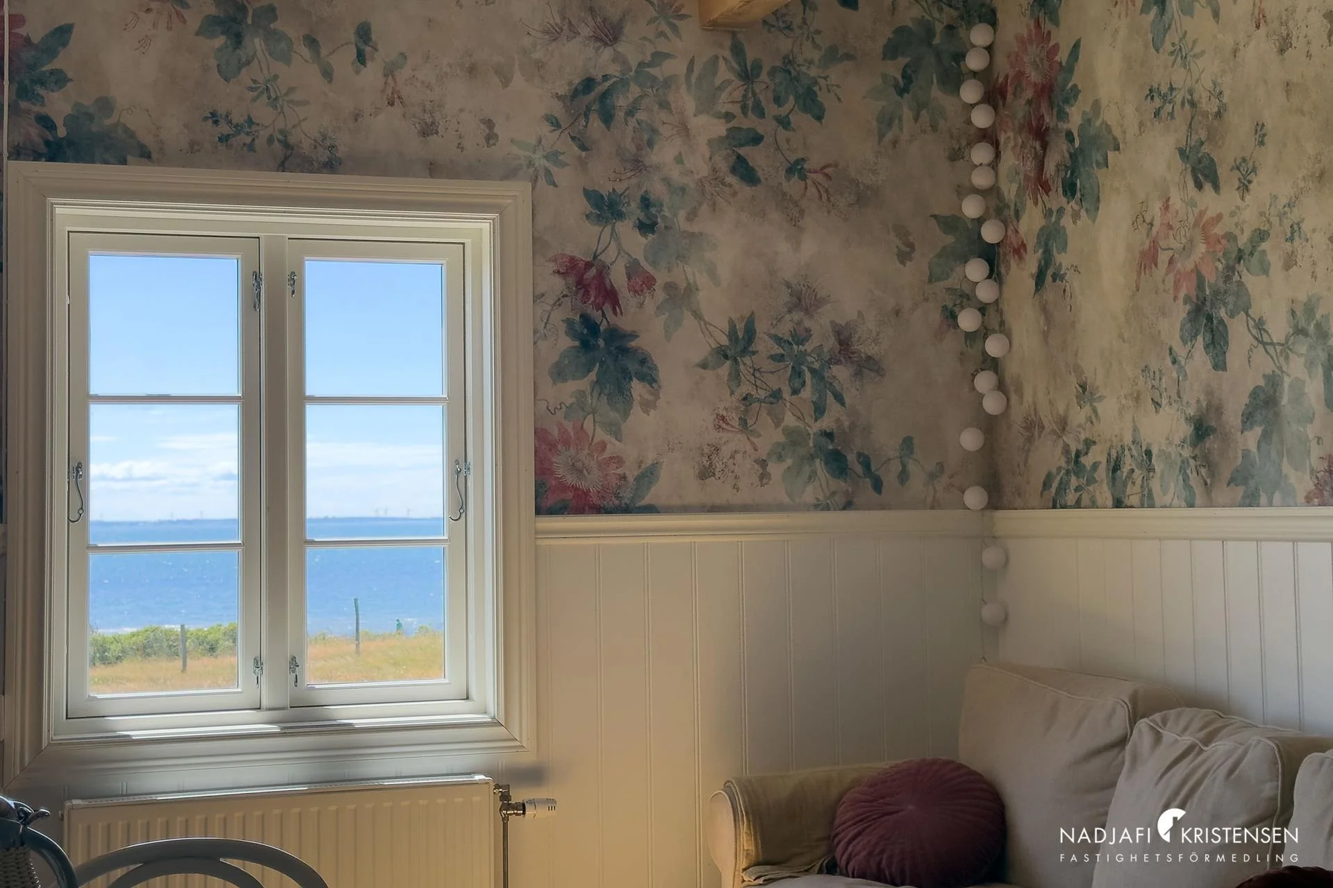 Ett hem med ett läge som är lika sällsynt som eftertraktat – direkt vid havet i Magnarps strand.