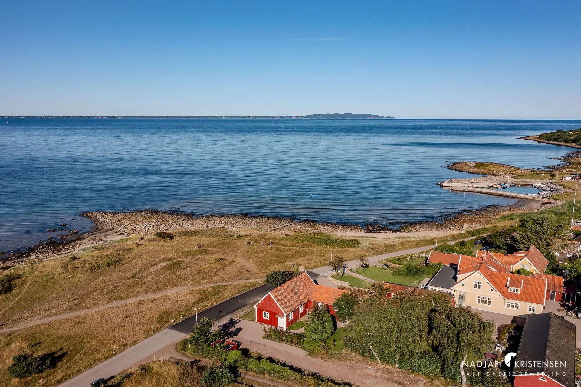 Ett hem med ett läge som är lika sällsynt som eftertraktat – direkt vid havet i Magnarps strand.