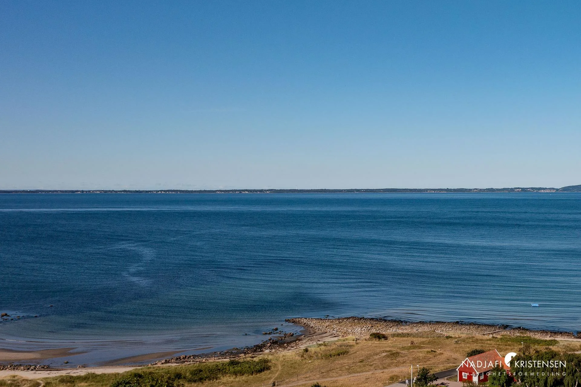 Ett hem med ett läge som är lika sällsynt som eftertraktat – direkt vid havet i Magnarps strand.
