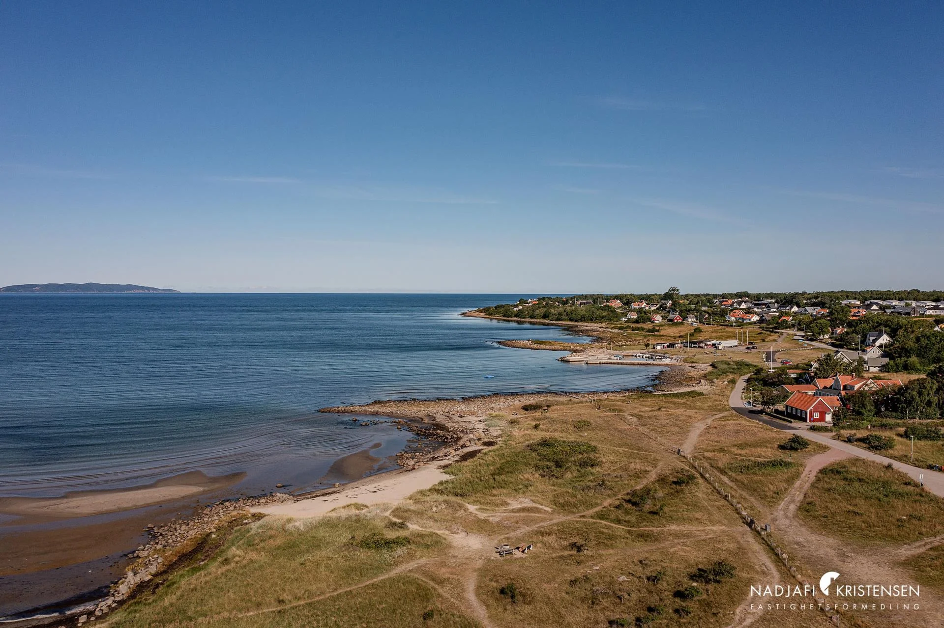 Ett hem med ett läge som är lika sällsynt som eftertraktat – direkt vid havet i Magnarps strand.