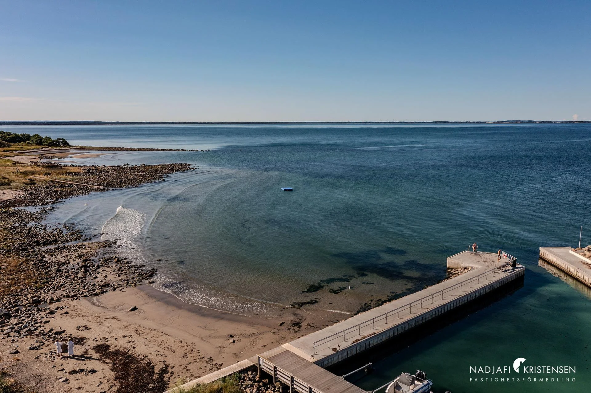 Ett hem med ett läge som är lika sällsynt som eftertraktat – direkt vid havet i Magnarps strand.