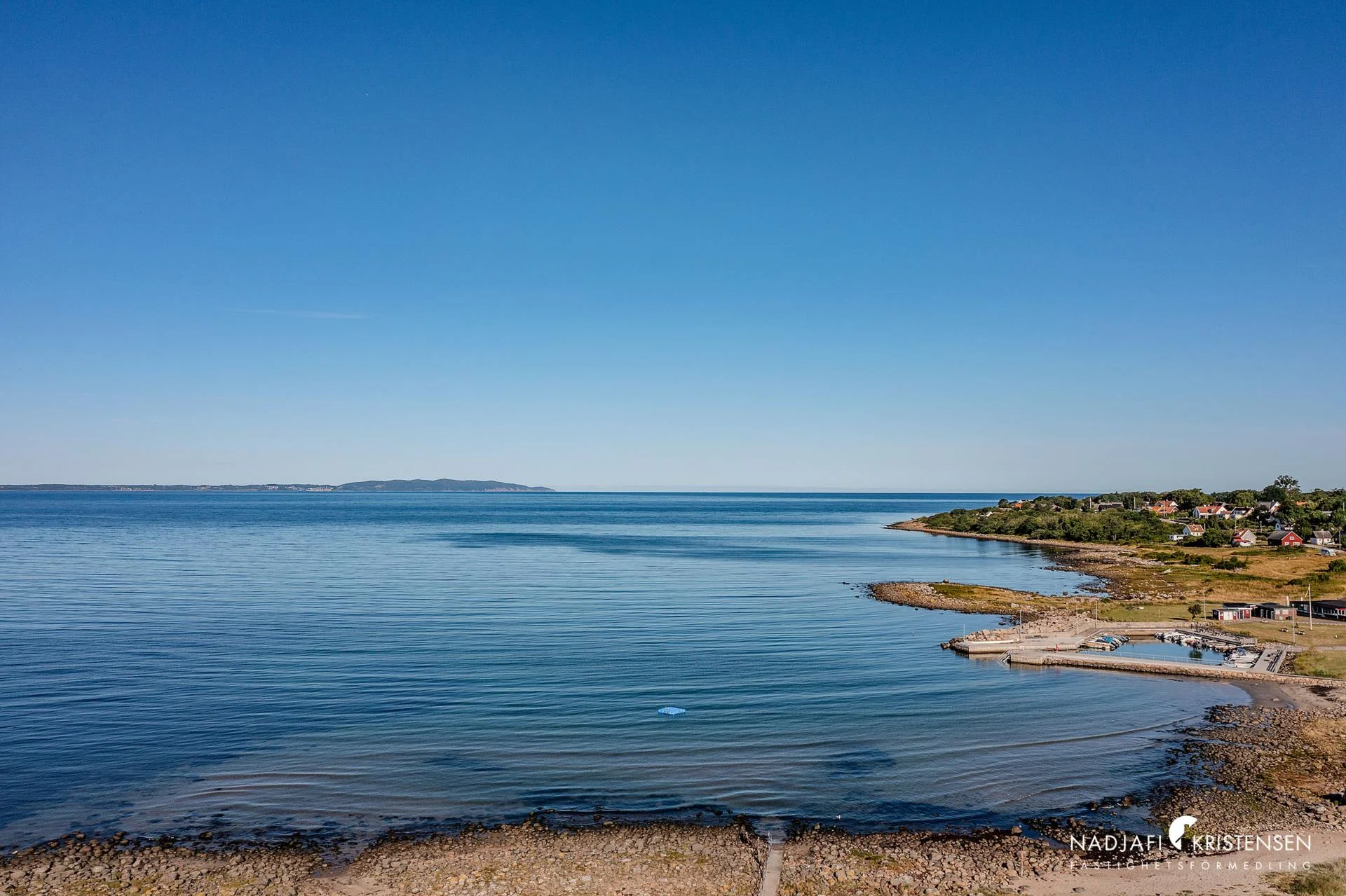 Ett hem med ett läge som är lika sällsynt som eftertraktat – direkt vid havet i Magnarps strand.