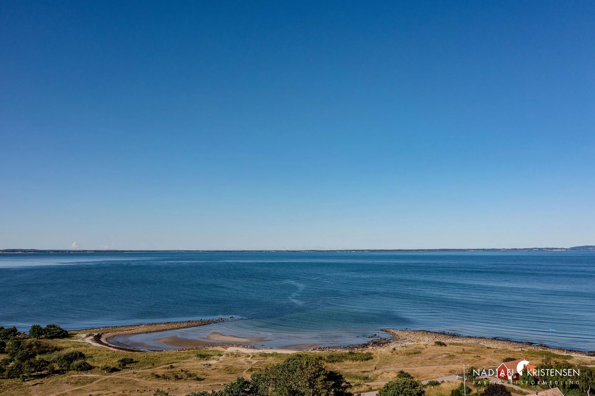 Ett hem med ett läge som är lika sällsynt som eftertraktat – direkt vid havet i Magnarps strand.