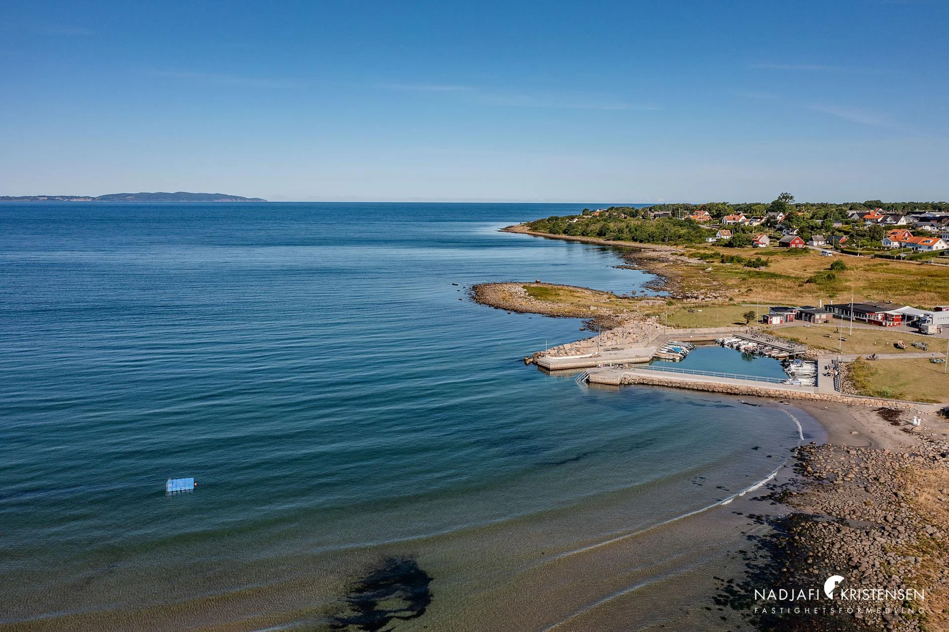 Ett hem med ett läge som är lika sällsynt som eftertraktat – direkt vid havet i Magnarps strand.