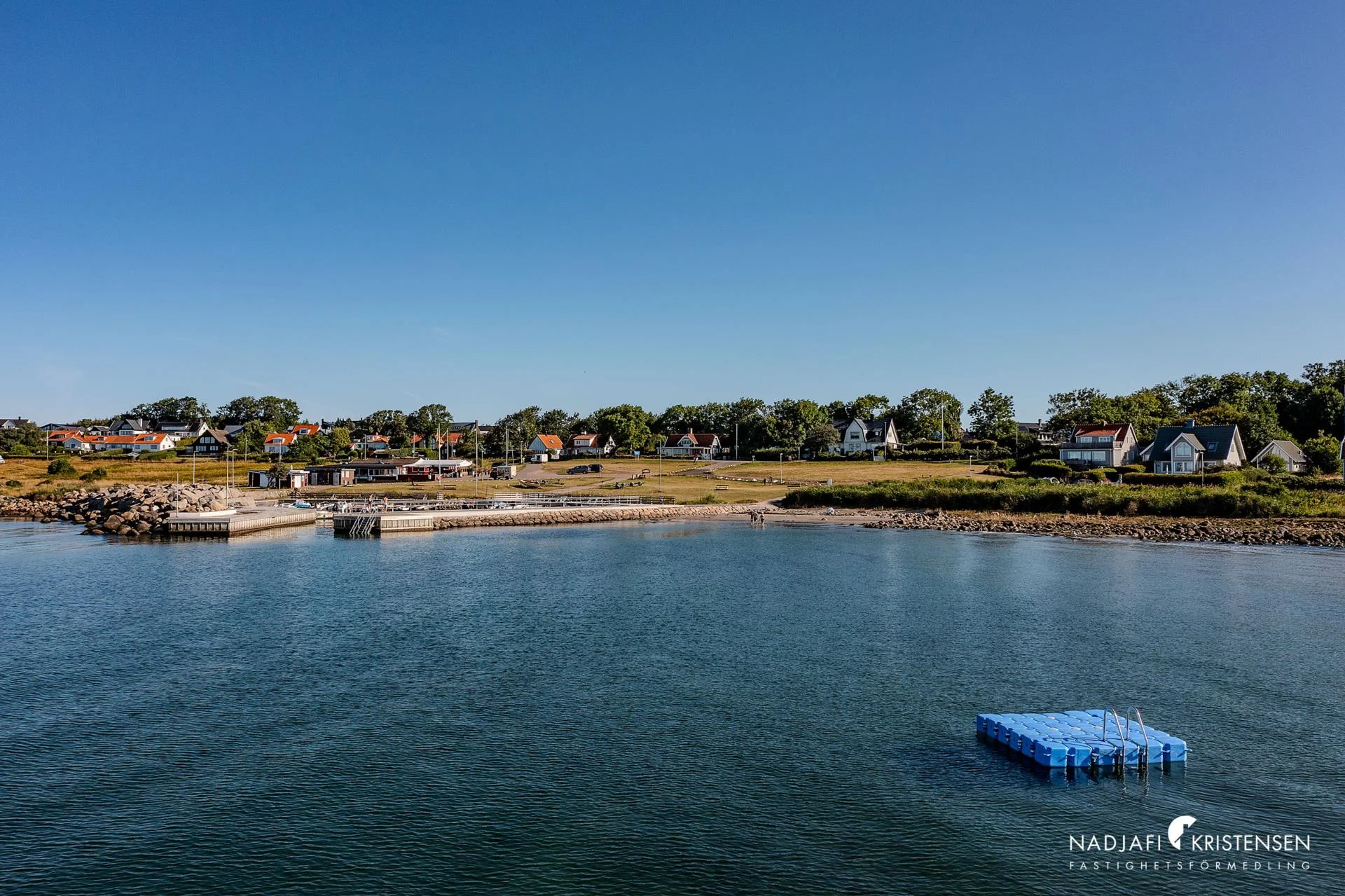 Ett hem med ett läge som är lika sällsynt som eftertraktat – direkt vid havet i Magnarps strand.