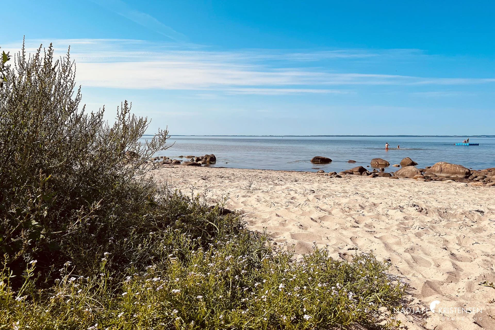Ett hem med ett läge som är lika sällsynt som eftertraktat – direkt vid havet i Magnarps strand.