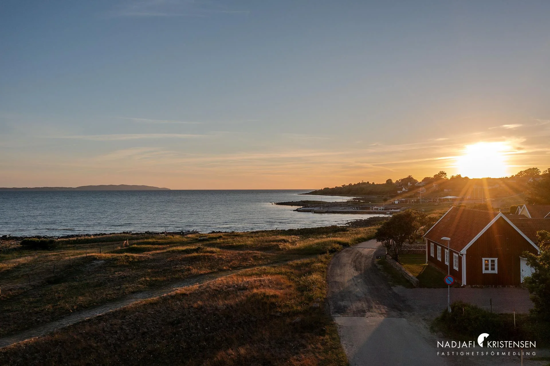 Ett hem med ett läge som är lika sällsynt som eftertraktat – direkt vid havet i Magnarps strand.
