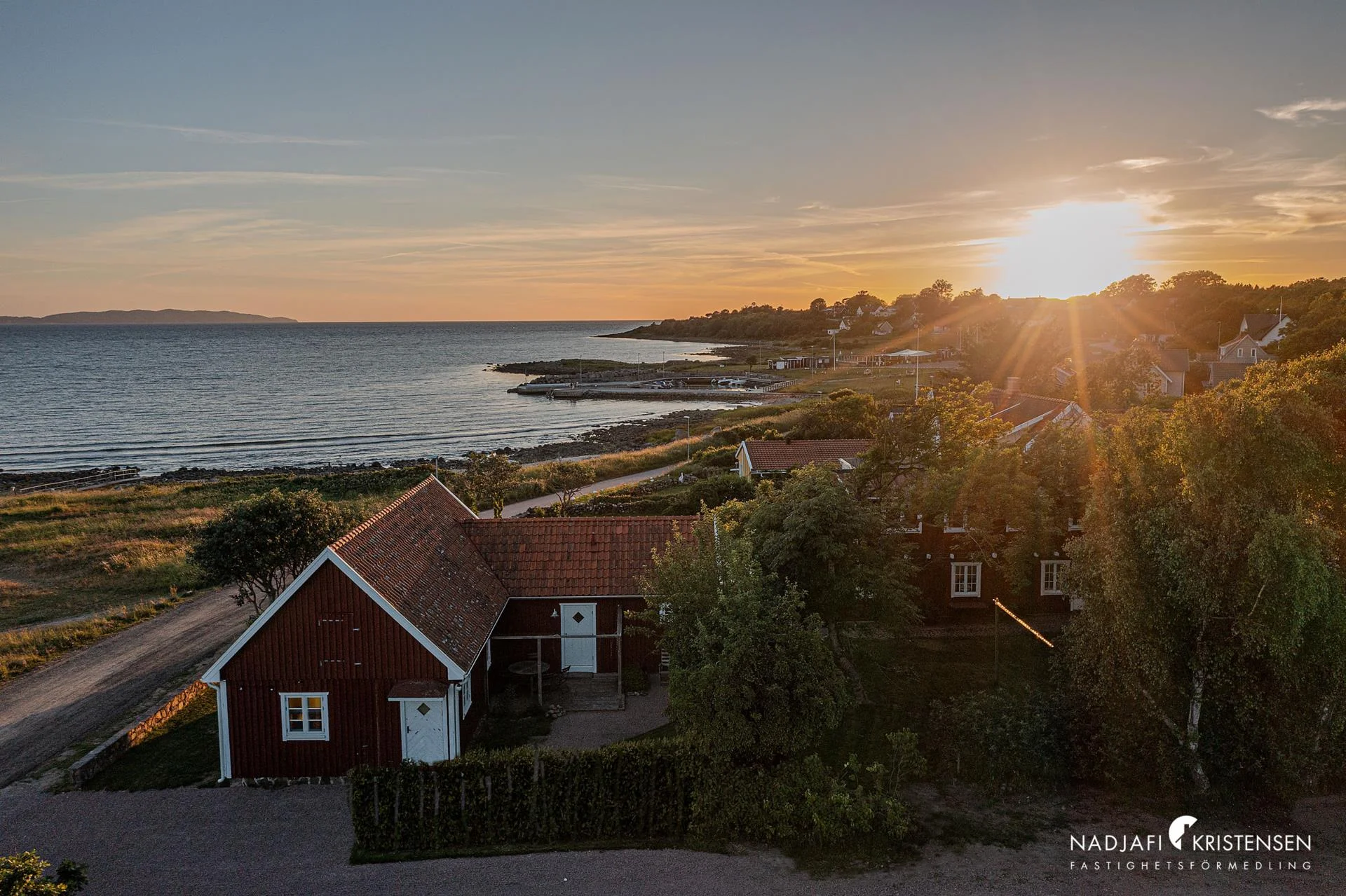 Ett hem med ett läge som är lika sällsynt som eftertraktat – direkt vid havet i Magnarps strand.